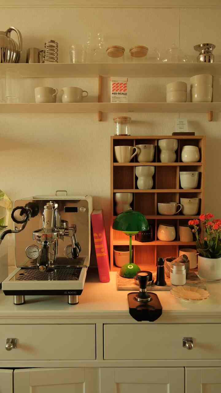 新しいマシン+少しの春オーラを吹き込んで変化した、私の最愛空間🤍

🏷️ El rocio - マヌスS @elrocioespressomachine 
🏷️ユーレカミニョン
🏷️Varia dosing cup @variabrewing 
🏷️ Varia AKU Scale 
🏷️＆Tradition Portable lamp @nordicnest.kr 

-

#interiordecor #interiorstyling #coffeelovers #pastelaesthetics #ceramiccupslovers #coffeecorner #coffeestation #louispoulsen #andtradition #노르딕네스트 {9 #ノネフレンズ5期} #노네프렌즈 #앤트레디션 #조명인테리어 #북유럽인테리어 #미드센츄리모던 #midcenturymodern #scandinavianhome {17 #lattegram} #audocopenhagen #plantlover #플랜테리어