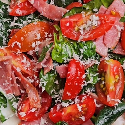 대박~대박~ 요즘 매일 먹는 최화정 시금치피자🍕
요즘 난리난 시금치빵 드셔보셨나요?
생야채 넣고 먹는데
얼마나 맛있겠어~ 하고 만들어봤는데
진짜 최화정님 말씀처럼
첫날 5판먹고 매일 먹고 있어요 ㅎ 
계속 생각나서 큰일입니다
꼭꼭 드셔보세요~
맛이 화면에 잘 안 담기네🤔
계량은 안나와서 제 취향대로 만들었어요~
✅️재료
요거트소스 (그릭요거트2큰술, 마요네즈1큰술, 올리고당2큰술), 통밀또띠아15cm 2장, 베이컨4줄, 시금치1줌, 방울토마토6개, 올리브유3큰술, 소금2꼬집, 치즈가루 듬뿍
✅️최화정 시금치피자 만들기
1. 요거트소스 섞어요
2. 팬에 또띠아굽고, 베이컨 채썰어 구워요
3. 볼에 깨끗이 씻은 시금치 먹기좋게 잘르고, 4등분한 방울토마토, 구운베이컨, 올리브유, 소금 넣고 섞어요
4. 접시에 구운 또띠아 올리고 요거트소스 펴발른뒤, 3을 취향껏 토핑해요
5. 치즈를 듬뿍 갈아 올려주면 완성
📌팁
▶️토핑이 많아서 한입에 먹는게 좋아 작은 또띠아 2장으로 사용했어요.
미리 한입크기로 자른뒤 만들면 더 먹기 좋더라구요
▶️모든재료는 취향껏 가감하면 됩니다
🌈영상이 마음에 드셨다면 
팔로우 하셔서 더 많은 초간단 레시피 만들어보세요. 
#오홈스토랑 #오홈스토랑오늘우리집 #집에서제일바빠  #집에서제일바빠오늘우리집 #ftm2기자기소개 #요리 #레시피 #최화정 #시금치피자 #피자만들기 #디저트연구소 #인스타푸드 #간식 #홈브런치 #초간단요리 #초간단레시피
