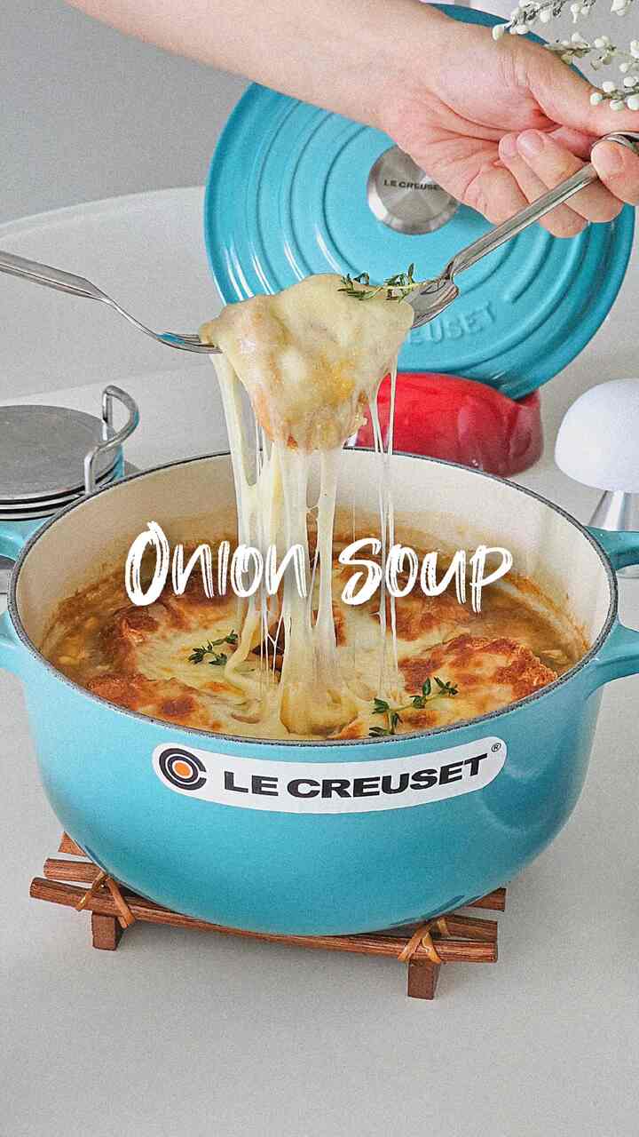 #ルクルゼアンバサダー 

ぜひ作ってみたかったオニオンスープ🧅

作るのに1時間以上かかりますので、先送りして先送りしていましたが、
ルクルーゼシグネチャー円形鍋と一緒ならもっと美味しく作れると思うので挑戦！
玉ねぎの甘さと様々な食材の風味が加わり、本当に美味しく食べました:)

👩‍🍳玉ねぎスープ（ジェイミーオリーブ、ハダアットホームのレシピ参照）
1.玉ねぎ1kgは薄く切ります。
2. 鍋に中火でバター40gを溶かし、玉ねぎと塩少し入れてカラマライジング。 （1時間以上かかります）
3. お好みの茶色になったら、みじん切りにんにく0.5スプーン入れて2分ほど炒める
4. 小麦粉のスープにスプーンを入れて1分間炒める
5. 白ワインまたはレッドワイン100ml入れて床に押さえつけたものを掻き落とす（デグレイズ）
6.月桂樹の葉とタイム少し、牛肉のスープまたは採水1000ml入れ、ふたを閉じて薬火で20分煮る
（または水にチキンストック1.5スプーン、または砂糖スープ）
7.塩、胡椒で味に合わせて肝臓をしてくれる
8. サクッと焼いたバゲットを上げて、グリュールチーズをたっぷり振りかけます。
9. 200度に予熱されたオーブンにチーズを焼く（5～10分）

✅️ワインは省略可能ですが、風味のために入れるのがおすすめ
✅️グリュールチーズの代わりにモッツァレラ、エメンタル、パマサンチーズも可能
✅️それぞれ食べるスープボールに入れてバゲットとチーズを上げて焼いてもいいです。 
✅️オーブンがない場合はふたを閉めてチーズを溶かしたり、トーチもOK（焼き色はオーブンが最高）

料理に使用したルクルーゼシグネチャー 丸鍋はルクルーゼの代表製品で、伝統的なフランス鋳鉄鋳物技法で作られました。

熱を吸収して伝達する能力に優れ、薬火や中火で調理が可能で、一度吸収した熱をうまく放出せず、 
調理後も鍋が長くなるように暖かいです。

調理済みの鍋をそのまま食卓に持って行き、食事を通して温かい料理を楽しむことができました☺️


＃ルクルーゼ＃LECREUSET＃ルクルーゼアンバサダー＃ルクルーゼシェフ＃chefinmykitchen＃アンバサダー＃鋳鉄鋳物＃鋳鉄鋳物ポット＃サークルポット＃シグネチャーサークルポット＃ルクルゼ円形ポット＃アーニアンスープ＃タマネギスープ＃ホームストア＃レシピ＃ポットキッチン用品 
＃玉ねぎスープ＃フレンチ料理

