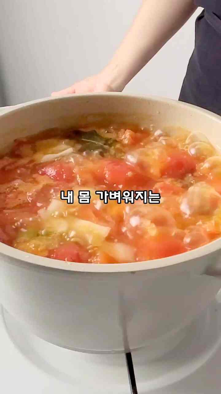 🍅トマトスープ|野菜スープ

トマト4個（600g）
キャベツ80g
セロリ80g
玉ねぎ60g
にんじん60g
ニンニク6個（30g）
オリーブオイル少し
塩4ピン
水700ml
月桂樹の葉2枚
パプリカ粉少し
バジル粉少し

＃トマトスープ＃トマトスープ＃魔女スープ＃野菜スープ＃ダイエットスープ＃スープ＃野菜スープ＃スープ＃soup＃オンスマムのトマトスープ＃オンスマムレシピ＃オンスマムのキトジェニックレシピマムキトレシピ＃味スターグラム＃キトジェニック食器