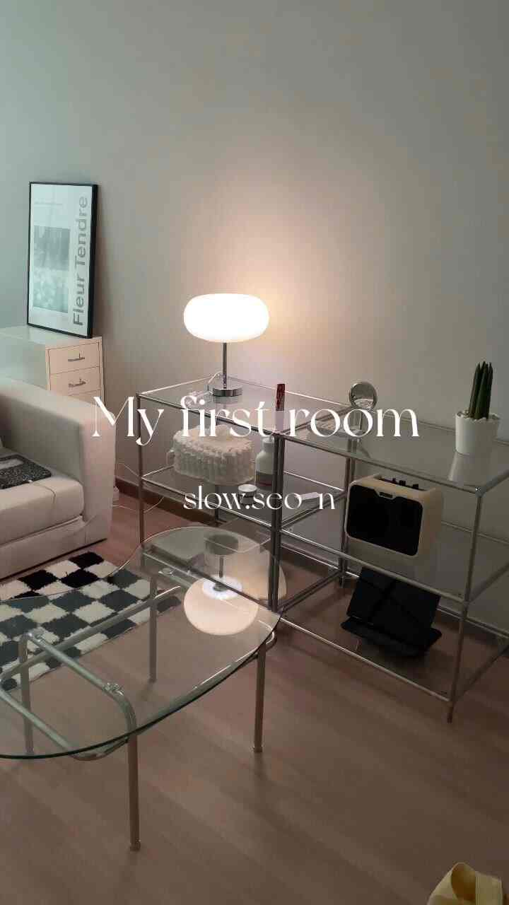 白い壁と黒いソファが配置された7坪のワンルーム、居心地の良い整った初めての一人暮らし空間