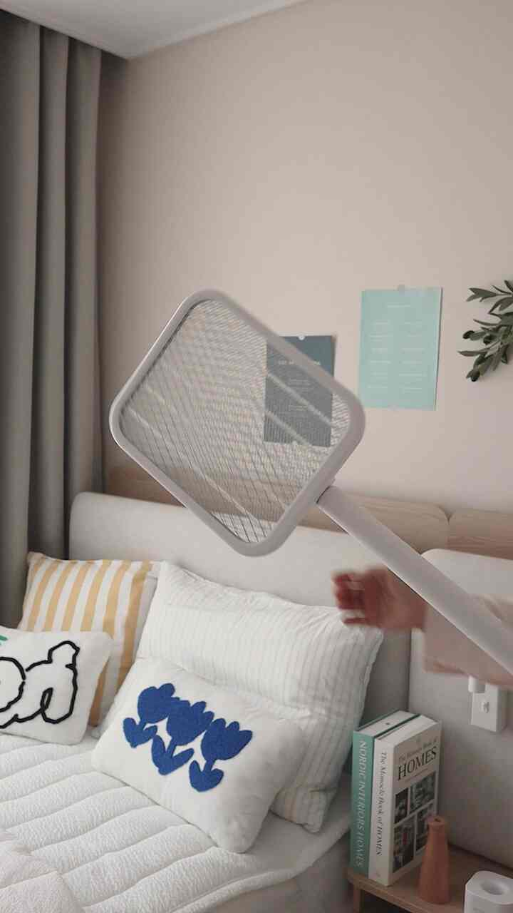 蚊をキャッチ！
角度＆長さ調節で隅にある蚊も簡単に握れる
オンダスの蚊帳で蚊をつかみ、パリもつかんで...
最近ワームなぜこんなにたくさん入ってくるんですか( •︠‧̮•︡ )
微細な虫よけをしなければなりません...

- 長さ調節はもちろん、180度の角度調節も可能で、隅にある蚊も簡単に握ることができますよ。
- 安全な保護網と細かい網目のおかげで蚊が抜け出せません。
- Cタイプで便利に充電でき、一度充電で12時間ワイヤレス使用が可能です。
●蚊誘引LEDのおかげで暗い夜にも使いやすく、すっきりとしたデザインも魅力的ですね！ ♥

従来の蚊はバッテリーがすぐに放電されて不便でしたが、この製品はそんな心配がなくて満足でした。

 #온더스 #전기모기채 #전기파리채 #여름가전 #모기채 #아들방 #초등방 #베드롬  #북유럽인테리어 #벽꾸 #코지인테리어 #베딩 #베드룸 #패브릭침대 #원목침대 #집에서제일바빠