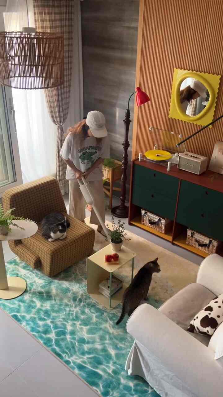 ラグ交換しながらリビングルーム大掃除🧹

最近使っているモオンのオビキュラプラスクリーナーで調理調理しゃっくん-
ホワイトのスリムなデザインが当店のインテリアにもすっぽり浸透し、オブジェのようにぴったりとつかんでくれました。とてもきれいでパフォーマンスが良いという後期をたくさん見ましたが、使ってみるとなぜ好きなのか分かりましたよ👀🤍 

960gの手首の負担のない軽さにH13等級のヘパフィルターで超微細粉塵99.9%完璧ケアしてくれ、最大60分間絶え間ない掃除時間まで-  #오비큠청소기 #핸디청소기 #청소기추천 #집들이선물 #오브제청소기 #거실인테리어 #홈인테리어 #냥집사 #인테리어소품 #ootd #aesthetics #homedecor #homestyling #outfitoftheday #거실 #거실테이블  #집꾸미기 #홈스타일링 #맞팔 #오늘장면한컷 #오늘의우리집 #오늘청소완료 #오늘의힐링 