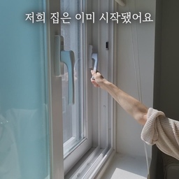 모기 퇴치법 5가지 소개할께요~
1. 물구멍 막기
창문을 열면, 물구멍이 있는데 이 구멍으로 모기들이 왔다갔다해요.
밴드나 테이프로 여기 막아줘도 효과가 있는데 
끈적이는게 남더라고요.
그래서 다이소 물구멍 스티커를 사서 해주면 좋아요.
2.  창문 틈새 막기
창문 위 아래,  틈새가 있어요
여기 역시 막아주면 벌레를 막아주지만 겨울에는 바람도 막아주는 효과가 있어요
3. 배수구 청소
배수구를 통해서도 모기가 들어오는데요. 
여기를 일주일에 한번 씩만 청소를 해줘도 효과가 있어요.
과탄산수소 1컵 + 주방세제 5-6회 를 넣어준 후 
뜨거운 물을 조금씩 부어줍니다. 
15분 정도 기다리면 부글부글 올라오는데요 
찌꺼기들도 올라오면서 깨끗하게 청소도 되고 모기도 막아줍니다!
4. 배수구 막기
싱크대 망으로 배수구를 덮어주면 아무래도 모기가 덜 들어오겠죠?
5. 이도저도 귀찮다면?
식힌 뜨거운 물을 배수구, 싱크대 등 부어주세요~ 
🏷️팔로우 해주시고 댓글 달아주시면
늦더라도 맞팔갈게요~☺️
댓글없으면 확인이 어려울 수 있어요
#모기퇴치 #모기퇴치꿀팁 #다이소여름템 #배수구청소 #과탄산소다 #물구멍막기 #살림 #살림노하우 #살림꿀팁 #화장실청소 #살림팀 #벌레퇴치 #벌레차단 #맞팔 #연재형시리즈  #ftc7기 #ftc7기이야기