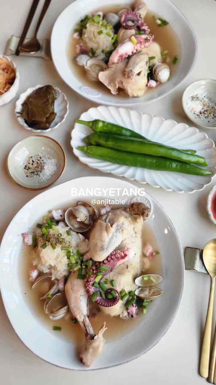 双子のための半鶏湯
超食べ物で鶏が最高👍 
ファンギ、オウ、ナツメ、ニンニク、ネギ、もち米を入れてパクパク煮る...
ご飯を先に煮て、タコの足を入れてもう少し煮ます...
半鶏湯のボウルに入れてネギを振りかけてヤムヤム😋 
今日のタコの足のヤドリヤ…すごいですね😁
シーフードと鶏の組み合わせ👍 
。
肝臓をしませんでした。
ハーブや野菜を入れて煮るととても美味しいです。
家族みんな撮ってください...塩コショウ別に準備...
キムチやアサクが唐辛子と食べる蜂蜜味です^^
#超福音 #초복음식추천 #반계탕 #삼계탕 #해신탕 #홈쿡 #홈스토랑 #koreanfood #chickensoup