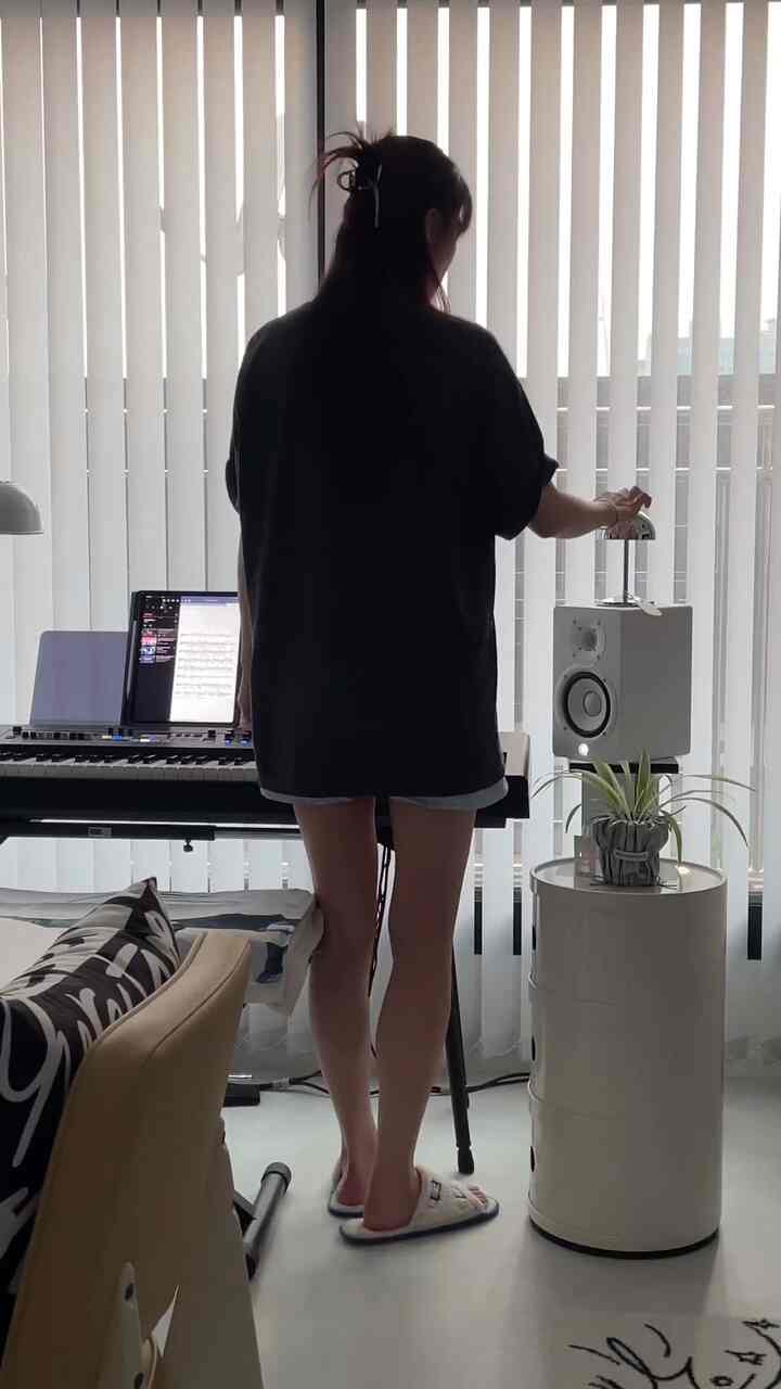 滑らかな曲線の美学が際立つルミールのベストセラー、ルミールRポータブルランプ💡

コンパクトなサイズにアルミ素材本来の美しさと繊細なディテールを盛り込んだワイヤレス照明でどこでも簡単に配置できますよ！照明上部のダイヤルボタンで、さまざまな明るさと色温度調節ができる失速ある機能も見逃せませんでした☺️半球形シェードを通して、ほんのり空間を包み込む光で暖かくムードのある私だけの音楽空間を演出できるのでとても良いです🙂 ‍↕️

何よりも光が美しく高級に広がるのが綺麗でどんどん消えてみている中..🩶

P.sああ、そしてイ・フレンド防水にもなると言ってくる。

🏷️@lumirlight
📁 LUMIR R Portable Lamp

#インテリアの花は照明です。デザイン #lumir #homedecor #lamp #lampdesign #homelighting #aesthetic #mood #livingroom #inspohome #roominspiration

