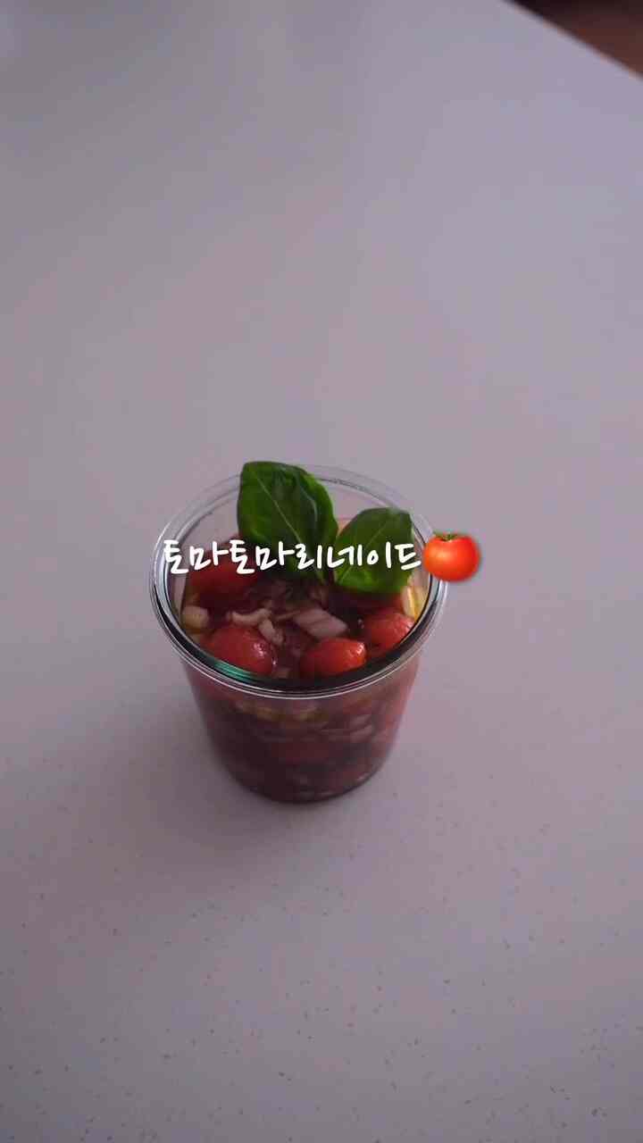 トマトマリネード🍅

鈴トマト1パックを買うなら 
いつもただ食べるだけでした。
夏だからさっぱり食べたい 
トマトマリネード作りました。

一通作って冷蔵庫に保管しておいて涼しくして
食べると2日で一杯食べます。

冷たいパスタを食べるときに一緒に食べる
ブラタチーズサラダにもよく合い
出出するときのお菓子パンこんなことではなくトマトマリネ
少し少なくて食べると気分も爽やかになりすぎるよ🍅

トマトを食べても食べない夫も
ライ麦パンに載せてサンドイッチのようにしてくれたらとてもよく食べますね:)

今日はカーリーでもう一度パックしました。 
今夜到着したら作って寝なければなりません😎

液滴トマトのパック
玉ねぎ反射
バジル少し

オリーブオイル1T
バルサミコ酢1T
アルロス1T
レモン汁1T
コショウ

#サリム
#夏
#トマトマリネード
#ホームクック
#サラダレシピ
#今日のカット
#今日の動画
#vlog
#cooking 
#サリム日記