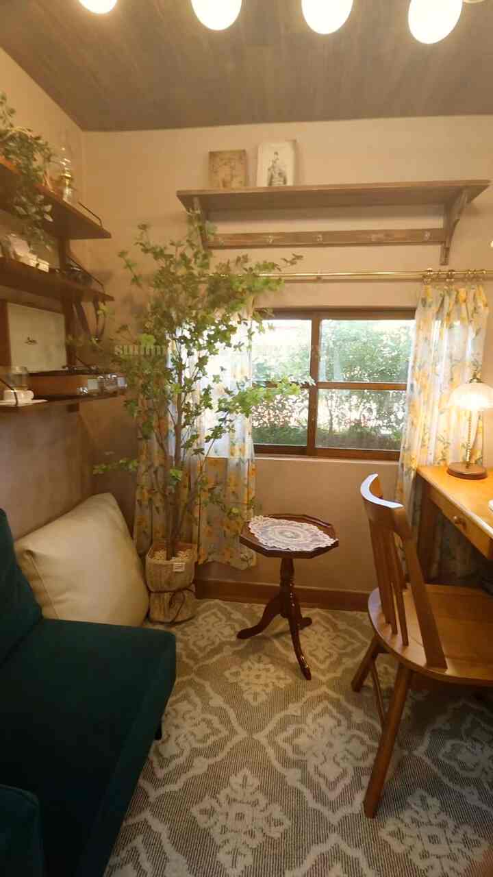 暑い夏の日🌿🏠田舎の夏は忙しいです。
庭の雑草は抜いても抜いても終わりがないㅎそれでも 
午前の日課を終えて久しぶりに家で鑑賞する蝉もいい
ゆったりとしたランチタイム！猛暑が続く天気に水をたくさん召し上がってください。

＃ビンテージインテリア＃家の装飾＃デスクテリア＃バンク 
＃ウッドインテリア＃ビンテージ小道具＃今日の家＃モンテ 
#cozyroom #cozyhome #homedecor #homedesign 
#vintagehome #slowliving #countryside #mongtteul