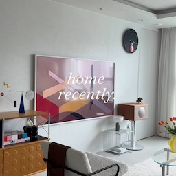 💓Home recently. Living room 100%. 겨우 완성된 거실🛋️! 
누가 이사하고 나서 집정리하는데 6개월 걸린다고 했었는데..😂 처음듣고 오바라고 생각했었는데 요즘 정녕 과장이 아닐지도 모른다는 생각이 들고 있어요💦 거실말고 다른 공간들 진도는 현재.. 서재겸드레스룸 60%, 다이닝룸 90%, 안방 80%.. 화장대0% 
사는데 지장없는 순간부터 갑자기 진도 무한 버퍼링중🙄 
.
.
.
.
.
#오브제영업대회 #집에서제일바빠 
#브리즈룸인테리어 #컬러인테리어 #20평대아파트인테리어 #거실인테리어 #거실가구 #가구배치 #미드센츄리모던 #패브릭소파 #러그인테리어 #거실러그 #양모러그 #마론러그 #비아인키노 #samsungtheframe  #eamsstorageunit #허먼밀러 #txture #1인소파 #artemide #이건마루 #디아망 