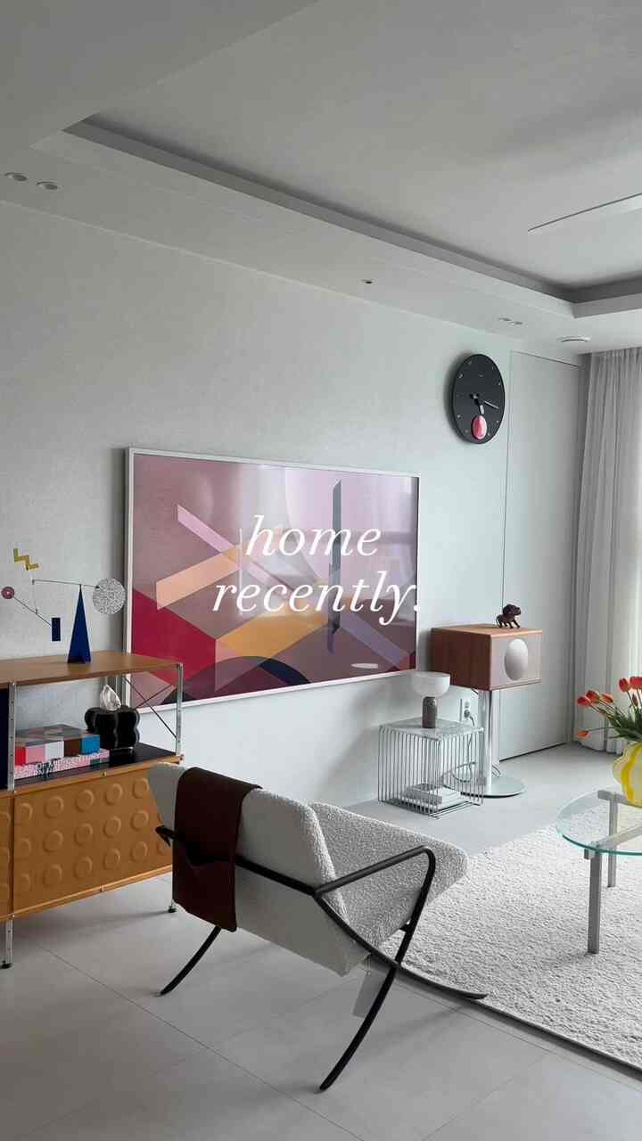 💓Home recently。 Living room 100%。やっと完成したリビングルーム🛋️！ 
誰が引っ越してから家を整理するのに6ヶ月かかったと言っていたのに…ルーム90%、お部屋80%.. 化粧台0% 
生きるのに支障のない瞬間から突然震度無限バッファリング中🙄   #20평대아파트인테리어 #거실인테리어 #거실가구 #가구배치 #미드센츄리모던 #패브릭소파  #거실러그 #양모러그 #마론러그 #비아인키노 #samsungtheframe #eamsstorageunit #허먼밀러 #txture #1인소파 #artemide #이건마루 #디아망 