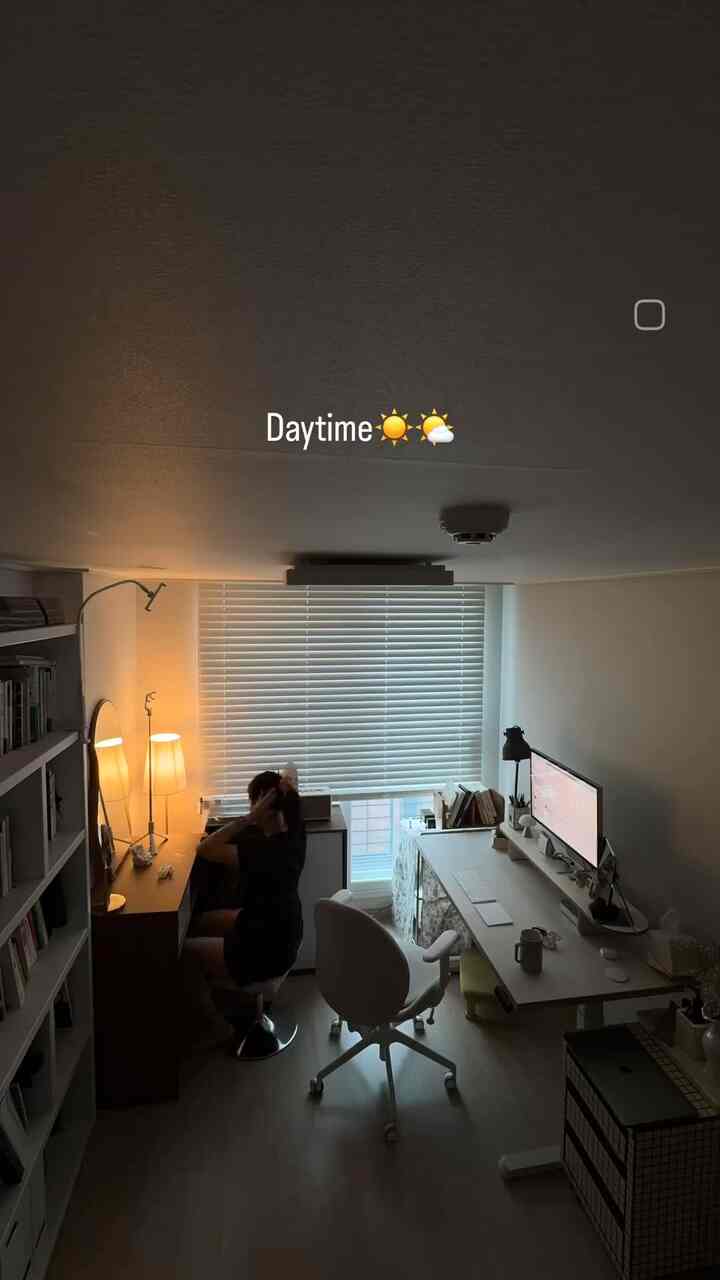 白と木目調が調和したホームオフィス、カーテンとムードランプが落ち着いた雰囲気を演出する在宅勤務環境