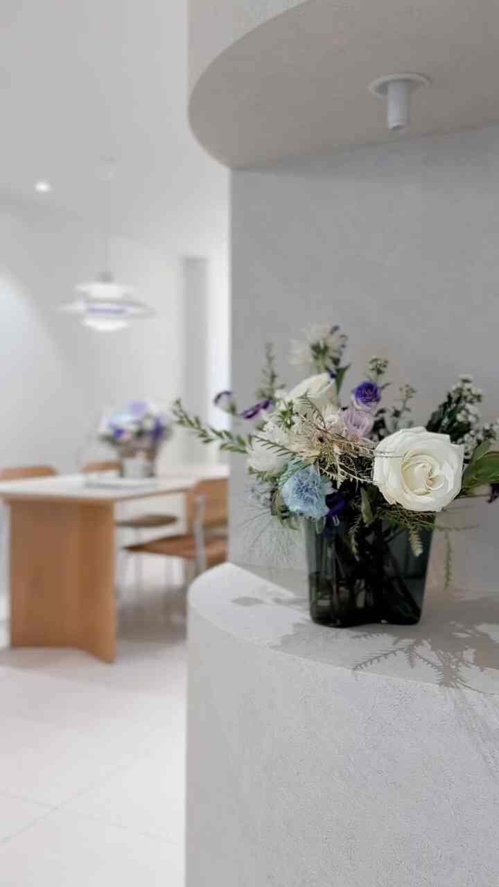  #꽃바구니 #화병꽂이 #알바알토화병 #알바알토 #더닷화병 #드로잉팟 #인테리어서적 #퍼니처인라이프 #코지타벨리니 #조명인테리어 #오늘의우리집 #오늘장면한컷