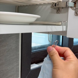 💁🏻‍♂️ 다이소인데 더욱 진화되고 발전된 꿀템 바로 소개합니다.
1️⃣ 첫 번째, 선반걸이형 집게입니다. 그냥 스텐집게에서 고리형 스텐집게 이제는 선박걸이집게까지 나왔습니다. 싱크대 상부장 선반에 아주 안성맞춤입니다. 고무장갑, 행주, 또 화장실에 선반에도 활용해서 튜브 제품을 끼울 수도 있습니다.
⭕️ 선반걸이형 집게 / 품번 1050757 / 1,000원
2️⃣ 두 번째, 흡착 케이스 주걱입니다. 이렇게 세워 놓는 주걱은 이렇게 쓰러지는 경우가 있죠. 접착식도 아니고, 흡착식이라 부담도 없고, 이렇게 흡착부분이 커서 떨어지지도 않습니다. 그런데 제가 사용하는 전기밥솥은 재질이 맨들맨들하지 않아 흡착이 금방 떨어지네요. 그래서 선반에 붙였습니다. 기존에 사용하던 주걱도 쏙 들어가서 너무 좋습니다. 이렇게 보이지 않는 곳에 붙이는 것도 좋네요.
⭕️ 흡착 케이스 주걱 / 품번 1019243 / 2,000원
3️⃣ 세 번째, 일본제 가루봉지캡입니다. 이렇게 위 아래로 분리되는 구조이고, 봉지가 있다면 아래 캡을 먼저 끼우고 봉지 안쪽으로 윗쪽 캡을 돌려 끼우면 간단하게 밀봉됩니다. 입구는 이렇게 넓은 입구와 좁은 입구 2개가 있어 필요에 따라 뚜껑을 열어 사용하면 됩니다. 이렇게 국수나 파스타에 끼워 면을 빼가며 사용해도 괜찮겠네요. 
⭕️ 일본제 가루봉지캡 / 품번 559662276 / 1,000원
#살림 #살림꿀팁 #살림팁 #살림노하우 #살림정보 #살림팁공유 #생활 #생활꿀팁 #생활팁 #생활의달인 #생활정보 #다이소 #다이소추천템 #다이소깡 #다이소꿀템 #다이소추천 #다이소활용 #다이소신박템 #다이소살림템 #스텐집게 #스텐집게고리 #선반걸이집게 #봉지캡 #가루봉지캡 #주걱케이스 #주걱홀더 #주걱보관
