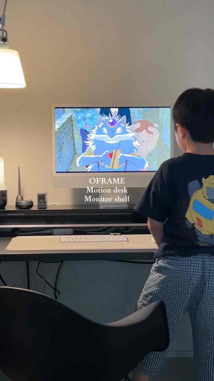 ＃製品提供

デスクテリアの完成！ 「OFRAME」

モーションデスクはこんなにきれいですよ👉👈

私はあまりにもブラックが好きで、ブラックカラーでデスク完成させてみました！

映像から見ると、埋め込み型コントローラーで子供が手軽に操作できます。 

デザインもすっきりしますが、ドイツOKIN社のモーターで設定した位置に到達1～2mmの電子減速によりモーターの耐久性を向上させたそうです。

また、フレームが丈夫で揺れが少なく、衝突検知センサで机上に持ち上げる衝突時衝突検知センサがあり、逆に一部が回って小さな事故を未然に防止してくれます。 😌

天板はE0等級の環境にやさしいので子供が使い安心ですよ！
この部分も非常に重要だと思います！

個人の好みに合わせてカスタムメイドが可能で、私はブラックカラーに1400サイズ充電器を埋め込みました！ 
ワイヤレス充電器は本当にとても快適で、さまざまな照明や携帯電話のワイヤレスでアップロードするだけで充電されて強力にお勧めします😆

他にもたくさんのアクセサリーがありますよ👉👈 
次のフィードに1つずつお見せします！🖤

🏷️@oframe_official 
。
。
。
＃オフフレーム＃モーションデスク＃プレミアム家具＃デスクテリア＃デスクセットアップ＃モニター棚
 ＃子供の机＃小学生の机＃子供部屋＃子供部屋家具＃勉強部屋インテリア＃勉強部屋＃子供部屋インテリア＃子供部屋飾り＃育児アイテム＃机 