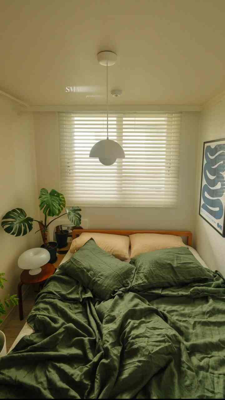 
私の家にはとても小さな部屋があります。
ベッド一つがぴったり合う空間だから 
これまで寝ているところ、サブベッドルームとして使っていました。

ところで今回、ノルディックネストで購入したきれいなパンダントの一つで 
窮屈に感じた小さな部屋の寝室 
居心地の良いリゾート地の感じに変身しました:)

*小部屋スタイリングTip 
- ベッドを重要なデザイン要素として活用
- 壁面と天井を強調し、視線が天井に従うようにします。
- 花や植物で個性を与えます。スペースを節約するためにサイドテーブルにぴったりの小さな植物やハンギングプラントを選択。

寝室のスタイリングは居心地が重要です。
限られたスペースであるほど、選択と集中が必要なようです。
私が小さな部屋にパンダントなどとして選んだ子供 
アントレディションのフラワーポットVP1（matte  #노네프렌즈6기 #앤트레디션 #VP1 #louispoulsen #셀프인테리어 #midcenturymodern #artek #andtradition #artemide #nessino #직구 #북유럽인테리어 #diyhomedecor #pendantlights #monsteradeliciosa #droolart #beigeaesthetic #장미맨숀 #bedroomgoals #bedroommakeover