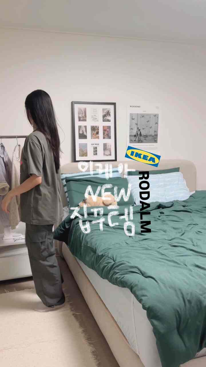 今回IKEAでも分割額が出てきました。
IKEA Ryudaulm（RODALM）は神のためにバーとして拾ってきましたよ🫧
秋の寝室に置くのはちょうどいいはがきで構成してくれました。

分割額が欲しかった。
価格もとても良いです19,900ウォンしかないという事実！
IKEA NEWテムだからすぐ走る 🖤👀

ああ、額縁の裏側の鉄（ˀ̣）を立てるときは、額縁の保護のためにかぶせている紙を活用すればとても簡単に立てられますよㅎㅎ爪絶対守って∿∿💅
。
。
＃イケアで飾られた私たちの家＃イケアインテリア＃イケアおすすめのテム＃寝室のインテリア＃新婚旅行のインテリア＃IKEAホーム＃ikeahome＃寝室の飾り＃ホームデコ＃ホームスタイリング＃IKEAのおすすめテム＃新婚ハウスのインテリア＃分割フレーム＃フレームインテリア＃チャーターインテリア＃かわいいテム最高です＃今日のシーンカット＃今日の私たちの家＃家で最高の 
