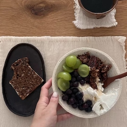 요즘 저는 맨날 사먹던 그릭요거트를 최근들어 직접 만들어 먹고 있어요. 정말 딱 원하는 농도로 맞출 수 있어 너무 좋더라구요. 오트밀, 피칸, 아몬드, 해바라기씨에 카카오 혹은 시나몬 타입으로 그래놀라를 그득 만들어 놓았더니 마냥 뿌듯하네요.
취미로 부모님 텃밭에서 길러진 블루베리는 냉장고에서 떨어질 일 없는 과일이랍니다.
거기에 직접 만든 그릇까지. 
완벽한 조합+오전이예요 ☕🫐🍯
#집에서제일바빠  #goodvibes #fabulous #homemade #granola #teacoaster #그릭요거트 #홈메이드 #ceramic #pottery #도예 #주방인테리어 #브레빌 #브레빌876
#요거트메이커 #그래놀라 #엔드그레인도마 #홈카페 #홈카페인테리어 