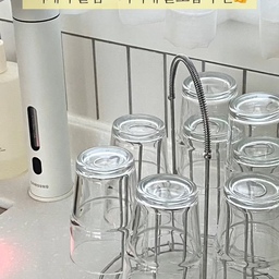 내돈내산🤍 몇달째 너무 만족하며 사용중인 우리집 물컵 + 컵걸이 꿀조합 추천해 보아요🤍🤍
이케아 갔다가 6개 3천원하는 레코 물컵을 데려왔는데 사이즈도 딱 맘에 들고(170ml) 그립감도 좋은데 영상처럼 쌓을 수도 있어 6개만으론 늘 부족하던 우리집 물컵사태를 해결!! 
게다가 이전에는 저 스텐 거치대에 컵을 꽂다보면 컵들끼리 부딪히곤 했는데 이케아 레코는 물컵 디자인이 슬림해서 2단으로 무리없이 적층수납이 가능하고 3단도 문제없어 보여요🤭
무엇보다 식세기 돌릴때도 슬림한 디자인이 한몫 하더라구요! 완전 강추드려요👍👍 스텐 거치대는 올스텐이라 한 번씩 식세기 돌리면 돼서 관리하기도 좋아요 :)
#주방정착템 #내돈내산 #내돈내산추천템 #이케아추천템 #이케아물컵 #살림템 #물컵추천 #물컵 #컵걸이 #컵거치대 #비스포크정수기 #직수정수기 
