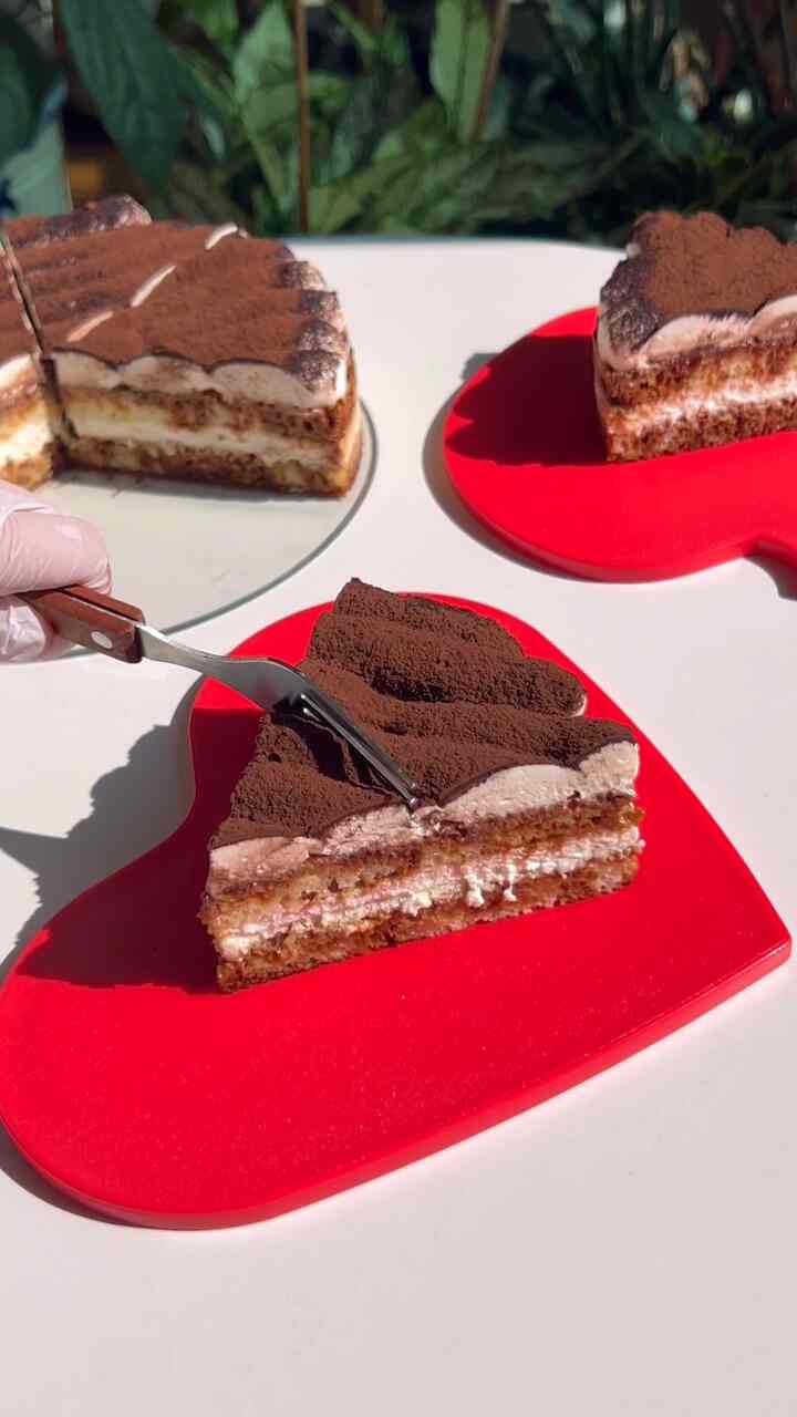 #광고 #협찬
今日の師父作詞副作 - チムティラミスケーキ🍰
映像の中でケーキシートを作る際に登場するモールドは何でしょうか？
それはまさに「ルーチシリコンモールドリング」です！

❓️鉄板モールドで生地を焼いたり蒸したときに毎回遺産地を敷いたり、バター、油を塗るのが面倒ではありませんでしたか？
ルーチシリコンモールドリングを使えばそんな心配は終わり！ 
プラチナ素材のシリコンで構成されており、バター、油を塗らなくても生地がパンの枠にくっつかず、すっきりと枠から分離できます。 

❓️鉄板モールドを使って作ったデザートを取り出すときにデインしたことがありますか？
私は怖くて二重に手袋をはめて取り出します！
ルーチシリコーンモールドリングはシリコーン素材なので間違いなく熱くなりません。
もっと安全に焼くことができます。 

私はステンレスムースリングの代わりに「ルーチシリコンモールドリング」を使ってティラミスケーキを完成しました！
3段になっている完璧な密閉力ロック装置でクリームがサル心配ありません！ 😎✨️

この枠ひとつならティラミスシートも焼き、クリームをサンドしてケーキをしっかり固めるまで簡単に完了-！
（-40度～240度まで可能ですよ🧊🔥）
底板は強化ガラスになっていてケーキを他の皿に移す必要なくそのままプレーティングできてよかったですよ！ 

もう蒸し器で餅だけ蒸さずにケーキシートも蒸しておいしいティラミスケーキ作りましょう💗  #베이킹도구 #노오븐베이킹 #논오븐베이킹 #베이킹 #homebaking #찜케이크 #티라미수 #tiramisu #맞팔 #맞팔해요 
