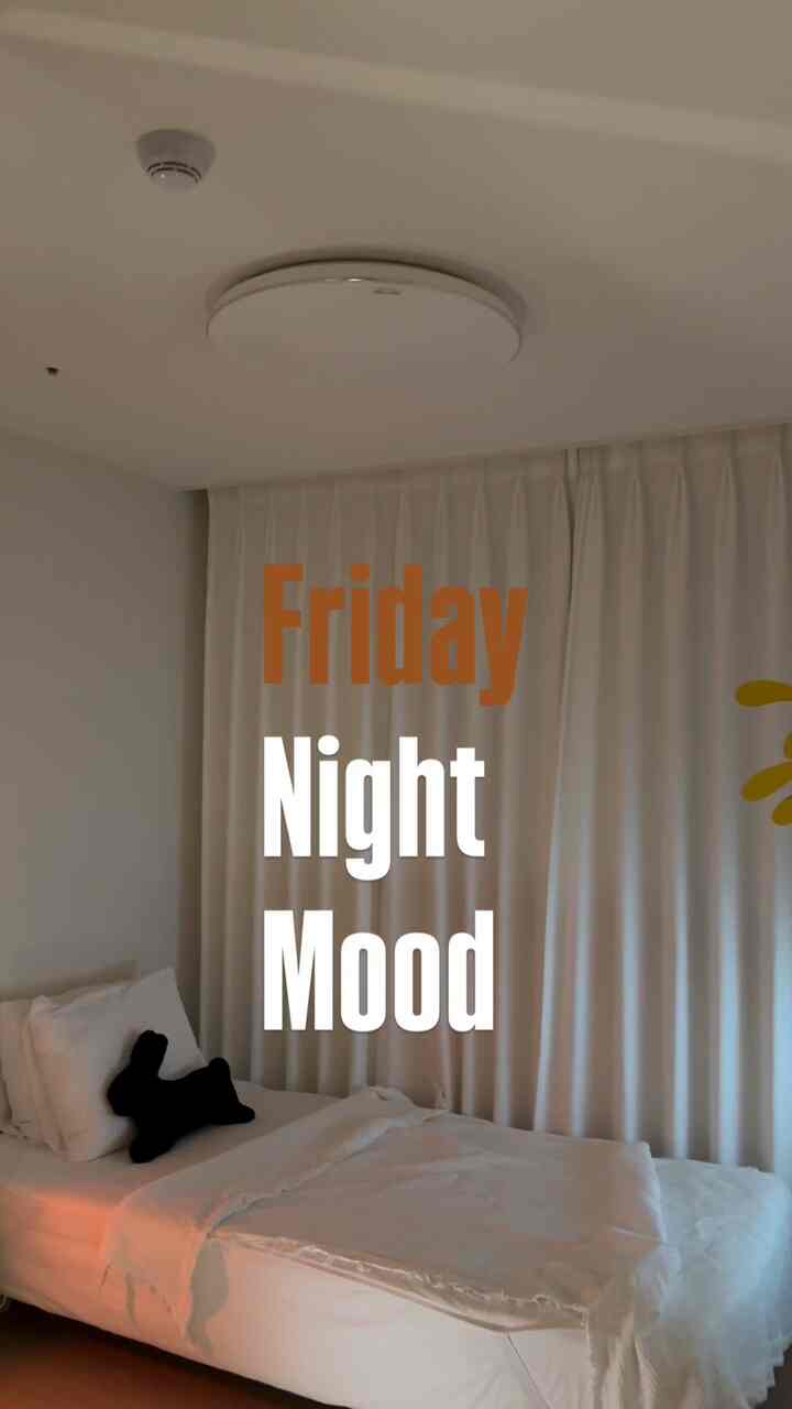 #집에서제일바빠

三食ごはんライト。

昼間に床を拭いてベッドの方向180度に切り替えて家具を逆に移してみました。
エアコンにサーキュレーターフレームの時が少し前でしたが、今は長いパジャマ！

10年前の三食ごはんの始めから見たのはもう10周年。 
これまで着実に視聴したのですが、料理の実力はなぜですか？  #금요일  #작은방꾸미기  #가구옮기기   