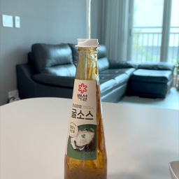 ✅ 영상에 나온 제품은 프로필에 링크를 통해 확인할 수 있습니다.
💁🏻‍♂️ 살림할 때 이렇게 담아보세요.
1️⃣ 첫 번째, 소스 중에 가장 더러운 건 굴소스입니다. 사용하려면 퉁퉁 쳐야하고, 항상 입구주변에 묻어 관리하기가 어렵습니다. 이때 굴소스 전용 펌프를 사용해 보세요. 굴소스에 딱 맞는 사이즈로, 이렇게 펌핑하면 깔끔하게 사용할 수 있습니다.
2️⃣ 두 번째, 2단 계란트레이입니다. 2단 서랍형 트레이로, 18개씩 총 36개가 들어갑니다. 계란 한판을 다 먹기 전에 미리 사서 넉넉하게 채울 수 있습니다. 서랍형 단점이 맨뒤에 계란 꺼내기가 어려운데, 이건 뒤쪽 구멍이 길쭉하게 되어 있어 한개를 꺼내면 뒤에 있는 계란이 앞으로 당겨집니다. 냉장고 한 구석에 쏙 들어가 공간 활용하기 좋습니다.
3️⃣ 세 번째, 나누담 보관트레이입니다. 길쭉한 보관용기에 8개의 채반이 함께 들어있습니다. 그래서 파 다듬은 후에 채반과 함께 정리할 수 있고, 생선도 그냥 지퍼백에 얼려놓는 것보다 채반으로 층층이 보관하면 한 마리씩 꺼내기 좋고, 삼겹살도 층층이 얼려 채반을 살짝 비틀면 손쉽게 꺼낼 수 있습니다. 
4️⃣ 네 번째, 남은 밥 한끼 밥용기에 담아보세요. 도자기 재질에 뚜껑은 실리콘으로 이렇게 구멍을 열고 전자레인지에 돌릴 수 있습니다. 여기 손잡이까지 있어 바로 꺼낼 수 있습니다. 도자기 밥그릇 디자인으로 바로 식사할 수 있어 좋습니다.
#살림 #살림꿀팁 #살림팁 #살림노하우 #살림정보 #살림팁공유 #생활 #생활꿀팁 #생활팁 #생활의달인 #생활정보 #계란트레이 #굴소스펌프 #소스펌프 #보관트레이 #채반트레이 #채반락앤락 #파보관 #생선보관 #고기보관 #한끼용기