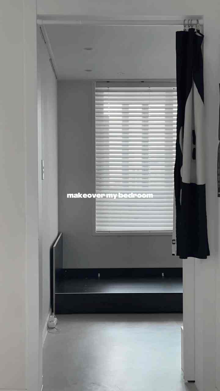 #집에서제일바빠 makeover my bedroom 🛏️

実は撮ったのに画質…おかみ…
曇った目で見てください。😶‍🌫️

映像惜しくてただ上げます… 🥲
気持ち悪い証言。 
（再び撮る体力はもう床。🫠）

カダラに画質別であればアルゴリズムに安心するそうです。 
どこで実験してみましょう。 

私を離れないでください。 🙅🏻‍♀️

🏷️@jdhomedressing_official 
- JDホームドレッシングクイーン低床型ベッド（ブラック/ロー）  #jdhomedressing #저상형침대 #저상형침대프레임 #침대 #블랙침대 #침실가구 #침실꾸미기 #블랙앤화이트인테리어 #모노톤인테리어 #침실인테리어 #침실변신 #bedroom #roomtour #방꾸미기 #가을맞이 #가을테리어 #픽켄드 #플랫포인트 #러그인테리어 #벽거울 #침대 #침구 #선반 #요버스튜디오 #블랙인테리어 #아르떼미데티지오 #아르떼미데티지오마이크로 




