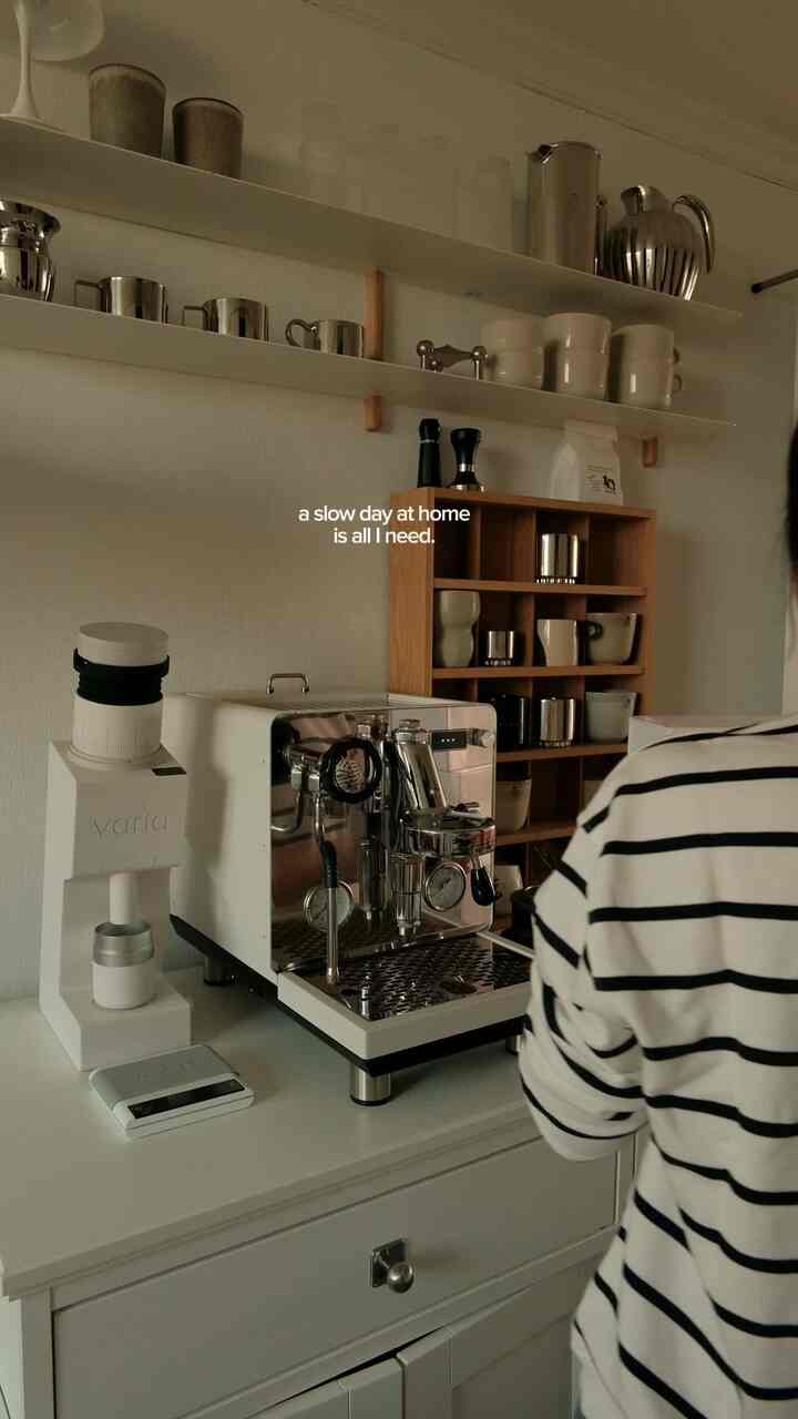 #협찬 | friday cafe at home ✨☕️

私がとても愛情のあるバリアで過ごしたガラス
二重構造のガラスでコーヒーの理想的な温度を維持しながら 
素手で触っても熱くない構造。
高品質のガラスでプレミアム仕上げとなったハンドブローガラスのグラスです。 
映像中95mlはショットカップで、 
185ml、220mlはラテアートに適しています:)

🏷️Varia SIP Dual Wall Glasses @variabrewing 
サイズ：95ml、185ml、202ml

-

#coffeeathome #fridayvibes #homebodylife #coffeestation #coffeecorner #homecafe #홈카페 #셀프인테리어 #엘로치오 #마누스s #바리아 #variabrewing #louispoulsen #midcenturymodern #북유럽인테리어 #홈카페놀이 #stoffnagel