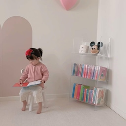 소미가 좋아하는 책들만 따로 수납해주기 🪄
소미는 추피책 엄청 좋아해서 자기전에 읽기 시작하면
계속해서 읽어달라구 해요 (추피지옥🤣)
그래서언니책이랑 분리해 아크리코 3단책장에 따로 꽂아보았는데
침실에 두고 잠자리 독서용으로 아주 딱이네요 👍🏻
책꽂이 각도가 살짝 눕혀져있어서 책등이 잘보여 아이가 책을 고르기도 좋아요💖
투명해서 예쁘고 개방감있는건 덤➰
#하니니홈🏡 #아크리코 #아크릴가구  #아크릴북선반 #아크릴책장 #전면책장 #투명책장 #3단책장 #거실인테리어 #책육아 #아크릴전면책장 #아이방인테리어