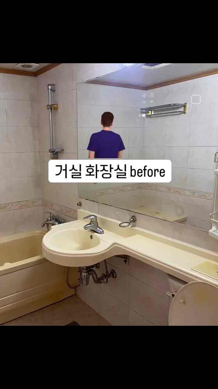 #연재형시리즈 
リモデリング epi.4 l バスルーム

天井も低く、特にお部屋はスペースも狭すぎる
やや苦しい感じがあったバスルーム！

できるだけ拡張感あるように見える方へ行くために
明るいベージュトーンで決まり風呂🛀

お部屋は大胆に洗面台を取り除き、
シャワーのドアに直接 
水が届かないようにしよう  #욕실인테리어 #욕실리모델링  #bathroomdesign #홈인테리어 #홈데코 #인테리어 #집스타그램 #신혼집인테리어 #신혼집꾸미기 #집꾸미기 #인테리어소품 #오늘의집 #interior #homedeco #homestyling #interiordesign #구축아파트 #맞팔 #아파트리모델링 #homesweethome #mood #화이트인테리어 #화이트우드인테리어 #구축아파트리모델링 