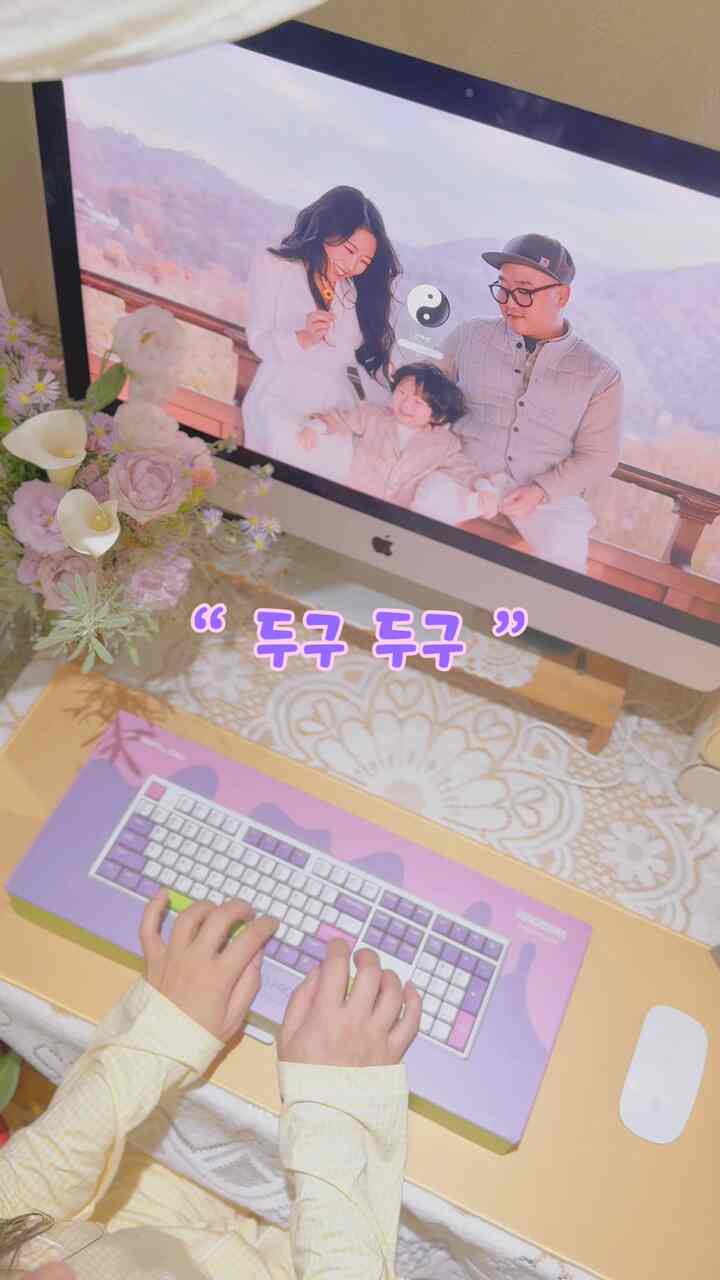 ボーグルボーグルキーボードサウンドで癒しのタイム... 
。
。
「ボグルボグル」かわいいサークルキーキャップサウンドに中毒になってみませんか？
。
。
かわいいキーキャップのmoa型とチェリーキーキャップを一緒に入れたarchon E1 PRO MAXサークル無接点キーボードをご紹介します！ 
。
。
こんなにきれいでかわいいですね〜
手首の健康によく、太字の心配もないことで有名 
そのキーボードです！
。
。
ラウンドエッジキーキャップデザイン 
指先に触れる表面積が広い 
柔らかく軽い打感
疲労度をしっかり減らすのに…
。
。
大切なことは続けてみると…
ボグルボグルの音に中毒になったということですよ〜
。
。
夕方に本を読まないでください... 
この音を聞いて寝るのはパペットだから  #무접점키보드 #무접점 #블루투스키보드 #사무용키보드 #사무용 #사무용품 #무선키보드  #게이밍키보드 #e1pro #릴스이쁜 #귀여운 #아콘 #데스크테리어 #타건 #타건영상  #좋아요 #20대선물 #30대선물 #likes #데스크인테리어