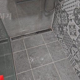 #살림살이 #콘수프기록 
쓱싹쓱싹 욕실 바닥청소해요🚿
주말에는 밀린 청소 하느라 시간이 빨리 가는 것 같아요.
오늘은 욕실 청소를 했어요.
젖은 바닥에 욕실용 세정제 칙칙 뿌리고 바닥 청소솔로 박박 닦아요.
물청소하고 나서 스퀴지로 바닥 물기까지 제거해주면 완료!
욕실용 세정제가 다 떨어졌을 땐 발을씻자도 사용 가능해요😁
예전에는 그냥 욕실브러쉬를 썼는데 바닥에 쪼그려 앉아서 청소하기가 힘들더라구요.
그래서 길이 조절 가능한 바닥 청소솔을 샀는데 훨씬 편해졌어요!
역시 청소는 장비빨..?🤣
#집에서제일바빠 #이케아추천템 #내돈내산 #이케아 #이케아스퀴지 #이케아릴나겐 #생활용품 #욕실정리 #욕실청소 #욕실청소도구 #욕실청소용품 #욕실청소템 #욕실청소팁 #자취살림팁 #살림꿀팁 #살림팁 #발을씻자 #욕실용세정제 #욕실세정제 #욕실세제 #청소세제 #스퀴저 #스퀴지 #유리닦이 #욕실청소솔 #바닥청소솔 #청소솔 #맞팔
