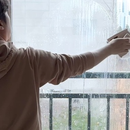 💁🏻‍♂️ 아이디어가 좋은 꿀템, 이거 하나 바꿨더니 세상 편해집니다. 바로 소개합니다.
1️⃣ 첫 번째, 자석창문청소기입니다. 청소하기 어려운 베란다 창문 강력한 자석으로 촥 붙이면 안쪽에서도 구석구석 청소가 가능합니다.
2️⃣ 두 번째, 이지런드리바구니입니다. 세탁기에서 건조기로 빨래 옮길때, 건조기에서 세탁물 뺄 때, 세상 불편합니다. 이때 이 이지런드리바구니를 넣고, 한바퀴 돌려보세요. 그럼 한 번에 세탁물 빼기 좋습니다.
3️⃣ 세 번째, 아트월후크입니다. 딱딱한 아트월에 액자나 시계걸기 애매합니다. 아트월 틈새에 이 후크를 끼워보세요. 못자국이나 접착테이프 없이 액자 시계걸기 좋습니다.
4️⃣ 네 번째, 롤팬입니다. 기울어진 냄비에 회전판이 달려있어, 삼겹살, 볶음밥, 팝콘까지 직접 볶을 필요가 없어 요리가 너무 쉬워집니다.
5️⃣ 다섯 번째, 행주걸이입니다. 싱크대 주변에 걸이가 있으면 너무 좋죠. 심지어 상부장 밑에 붙여 잘 보이지 않다가, 필요할 때문 스윽 꺼내서 행주, 고무장갑, 도마까지 다양한게 거치할 수 있어 좋습니다.
6️⃣ 여섯 번째, 비누자석홀더입니다. 비누에 철판 하나 끼워 놓으면 이렇게 사용 후에 간단하게 자석으로 부착하여 거치할 수 있습니다. 
#살림 #살림꿀팁 #살림팁 #살림노하우 #살림정보 #살림팁공유 #생활 #생활꿀팁 #생활팁 #생활의달인 #생활정보 #창문청소 #창문청소기 #빨래바구니 #빨래꺼내기 #이지런드리 #아트월후크 #월후크 #후크 #행주걸이 #롤팬 #비누자석홀더 #비누홀더 