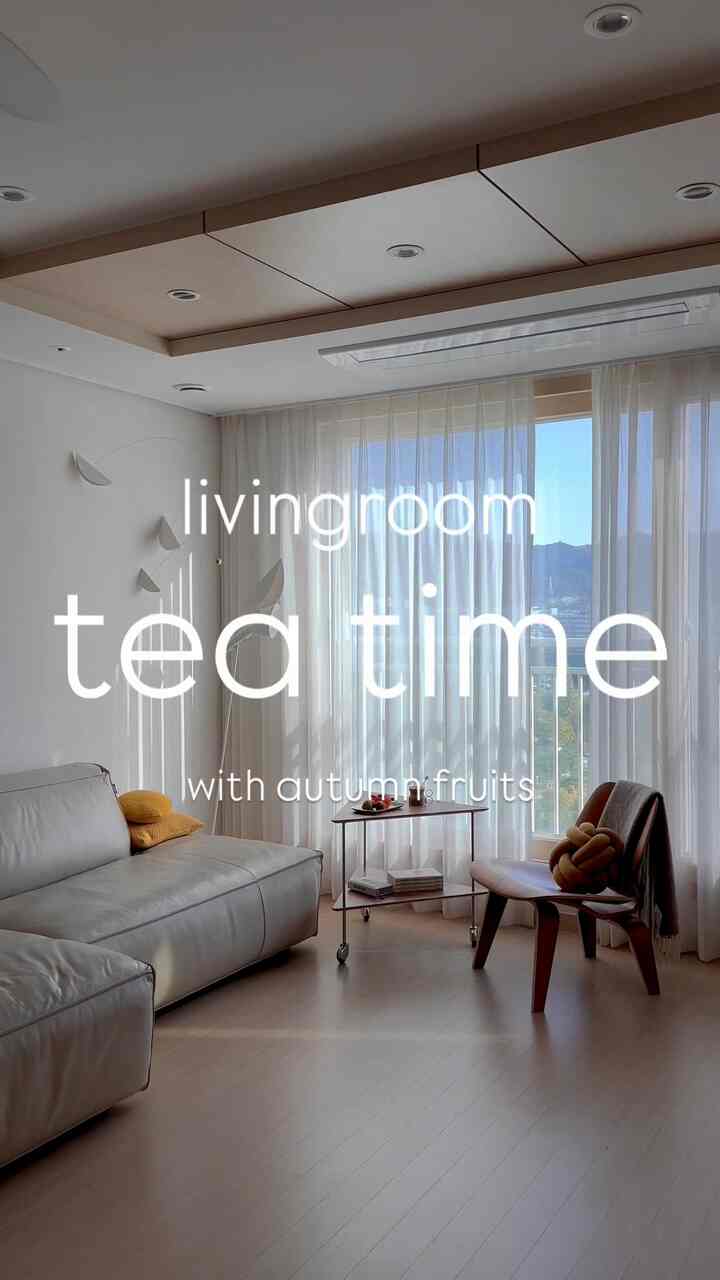 [トロリーおすすめ]、[ラウンジチェアおすすめ]

☕️午後3時のティータイム。 
秋が良い理由は恥ずかしいバンシーにすっぽり熟したイチジクまで。
有毒な短い秋が良いのは、ご飯より好きな果物のおかげです。
そして秋にもっと雰囲気のあるウォルナットカラー。 🤎

🏷️Fritzhansen。 AJ Trolley
アルネ・ヤコブセンがデザインしたフリッツハンセントロリー。
今日到着しました。
ユニークな三角形にシルバーが加わって秋秋したムード。 

🏷️Herman Miller。 LCW
ウォールナット家具の始まりはハーマンミラーでした。
ラウンジチェアで着席感が快適で小さな家にもフィットするサイズ。
昨年、夫の誕生日プレゼントですが、家で働く私が最も多く使っています。 🤭

＃ランソンハウス＃オンラインハウス 
＃スナックタイム＃コーヒータイム＃ティータイム
＃ウォールナットインテリア＃秋のインテリア 
#リビングインテリア 
#25平アパート #25平インテリア 
#プリッツハンセン #ajトロリー #AJTrolley
＃トロリー＃トロリーおすすめ＃ウォールナット家具＃ラウンジチェア 
＃ラウンジチェア＃ハーマンミラー＃ハーマンミラーチェア＃LCW 
#ラウンジチェアおすすめ #家具探検生活