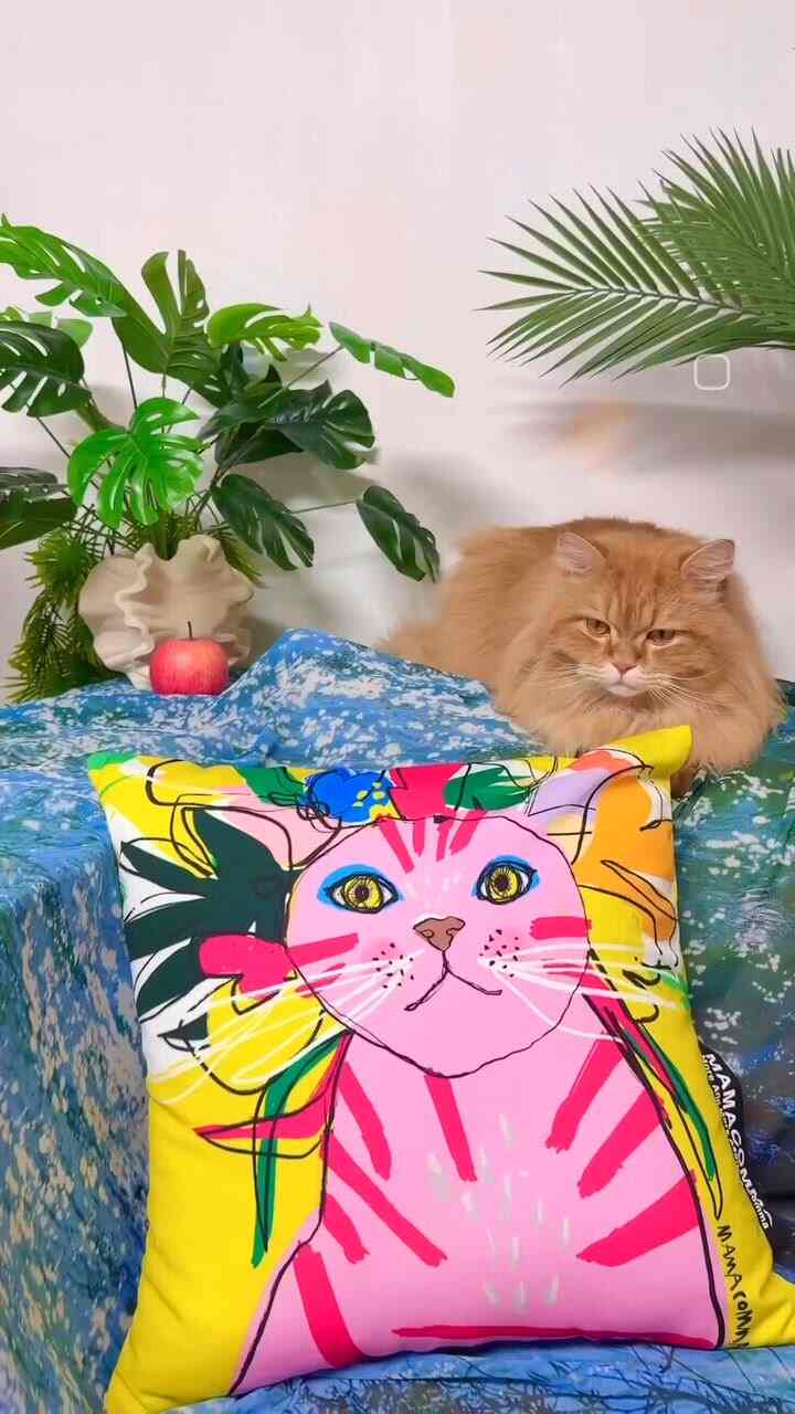 #광고 @mmcm.d 🎨💙

ブランドMMCM.Dからママコンマ作家のアートワークを自然に溶かしたクッションとグラスカップが到着しました！ラッピングから解き放たれるほど感覚的なパッケージで開けるやいなや向き合った作家様の作品は本当に最高..!

私は作家の作品の中に猫を伴っているので、猫が詰まった作品の二点が本当にもっと触れました。このように華やかな色彩たちが精巧に描き出した猫の顔は、まるで視線に面しているように強烈になるでしょうか。

猫はもともと虎なのかこの絵は、何か熱帯の中に猛獣を抱いたニャンニャンが同じでもあり、寒さいっぱいの花の中に囲まれたように見えます。それでも猫というのは一気に感じられますよ🐱🎨

クッション品質まで本当にしっかりして気になった素材というのが一気にわかりました…。 ！

グラスにもそのまま移された絵に色彩を抜いてレタリングが入ったデザインまで応用された姿。

MMCM.Dはファッションとリビング製品の両方で芸術を自然に溶かした製品に会ってみることができます。他にも、他の動物の友達、カップルのための男女製品、プリンセスのためのプリンセス製品まで多様に見ることができますので、一度ずつ見てみることをおすすめします！幸せな週末を送ってください💙
 
▪️製品情報
🏷️ CUSHION SERIES ANIMAL DRAW N2
🏷️DRAW GLASS SERIES N5  #마마콤마 #아트스타그램 #artlover #artcurator #catslovers #animalprint #painter #고양이 #고양이집사 #집꾸미기 #콘스프기록 #고양이가있는집 #petstagram #플랜테리어 #집스타그램 #cozyroom 