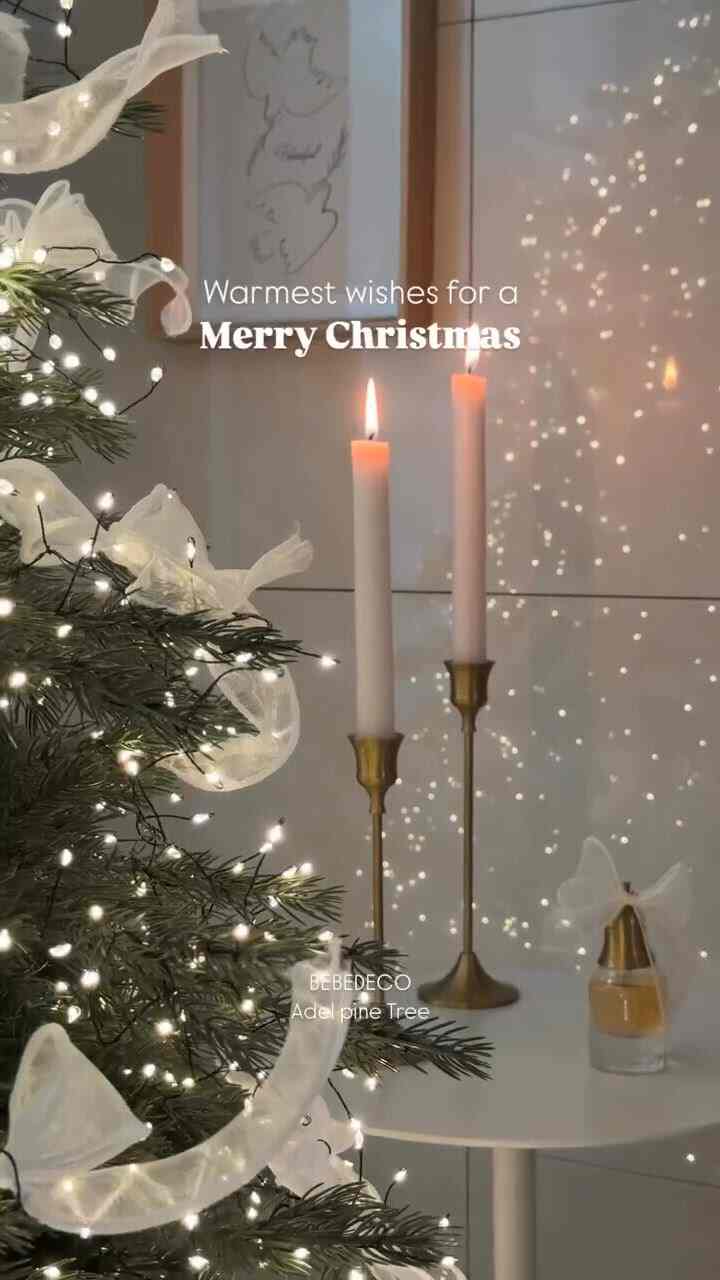 あらかじめクリスマス:)🎄
途方もないオーナメントがなくてもツリーが素敵だから電球とリボンだけつけたのにきれいですね。 

ㅡ
クリスマスツリーがもたらした幸せ🤍🕊
数年前までは家が狭いという理由でクリスマスツリーを覗くことができませんでした。 
子供たちとクリスマスがある12月ならデパートや大聖堂にある素敵なクリスマスツリーを見て写真を撮ってクリスマス気分を代わりに出したのですが、ある瞬間そんな気がしました。 
「私も幼い頃、家族とツリーを作って幸せだった記憶があるのに、私たちの子供たちにはそのような記憶を作れなかったのではないだろうか！」

すごくて素敵なツリーではなくても、ツリーを作って感じたその幸せな感情と、ツリーの周りに囲まれて、ちょっとした日常を分かち合い、笑って騒いでいたその記憶が子供たちにも長い時間の思い出で覚えられないかと思いました。

それで昨年大好きでツリーを聞いたんですけど、こんなにきれいなアデルツリーができると思ったら一年だけ待つことになりましたか！ 🤣🤣

今年はアデルパインツリーと一緒にクリスマスになると思います！
とてもきれいですか？ 💕🩷

通常、高価なツリーがPE含有量が多いが、そうなると価格帯がとても高価になりました。ツリーを購入するとツリー電球まで含めるので、こんな恵まれたメリットがあるのか！したかったから！ㅎㅎ
確かにPE含有量が高くて夜に照明をつけなければきれいな、そんな手頃な感じのツリーではなく、ツートンカラーの葉っぱと豊かなチップのおかげで一緒に来た電球まで巻いてくれたら雪片が落ちたような自然なリアルツリーのようなので昼間見てもとてもきれい🎄🌲🤍 

サイズお悩みの方にチップを差し上げると、
私たちの家は広幅居間に出てきた構造で、普通の34坪アパートの居間よりももっと広い方ですが（幅6m）、あまりにもマキシマルで暮らすせいで荷物が多い当店では昨年に設置した180ツリーがちょっと負担に感じられました。だから今回は150に選びました。 💚
アパートのフロアが普通240前後の木を置くリビングルームが余裕があるなら180を、私の家のように荷物が多く、2つのスペースが足りないなら150を置いてもよく似合いました。 
層高の高い二階に住んでいたり、住宅なら210散布時にお勧めします。 ㅎ

150サイズを設置してみると子供たちと一緒に飾るのにも負担にならず、狭い空間に置くのにも適したサイズだからずっと満足でした。 🌲 
（💡TIP/家具などに覆われて150サイズのツリーがよく見えないようであれば、下部に厚い本のような硬いものを段のように積み重ねてその上に木を載せておくのも方法になりそうです！）

大きな子供がツリーの写真を撮って友達に見せてくれたら、子供の友達がクリスマスパーティーを私の家でやりたいと招待してもらいました。 
だからいつ私を捕まえて、彼氏の招待をしなければならないと思います。 😅🌷

木を作っておいて、週末私のトリムでキャロルを聞くので、本当にクリスマスはいくらも残っていないようです。 
残りの今年はもっとよく送らなければなりません。 
今まで先延ばされたダイエットも…そうです。

🏷️
@bebedeco_store   #크리스마스트리꾸미기 #34평거실인테리어 #홈스타일링 #집에서제일바빠 #오늘장면한컷 #오늘의우리집