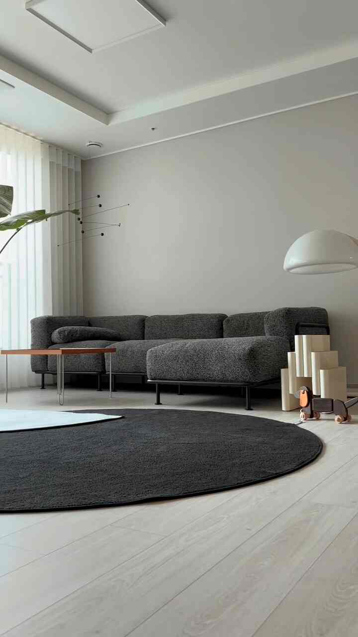 段ボールのテクスチャアート👩🏻‍🎨
ギャラリーOPENしました！
引越しも3ヶ月が過ぎました🤗
一つ二つつなげる空間… .ㅎㅎ
その中で愛情のあるリビングルームはすぐに迷惑になりますが、
まともに満たしたい空間の一つです！

モービルもつけてラグも重ねて
得ていっぱいになった日陰..?!寂しいのはなぜ..？
壁の壁… 。アートウォールは反対側にあります。
すっきりした壁紙なので、もっと寂しく見えました🥲

だから選んだのはテクスチャアートフォトフレーム!!
市販されているデザイナーの製品
価格が悪く、プリント製品は落ち着いて..
自分でやってみると初めてやってみる分野なんて躊躇しましたよ🫠

だから！少しは変形したテクスチャアートのジャンル開拓ㅎㅎ
家の隅に転がる段ボールがあります。
なければ購入してもいいです。お得な価格ですよ👏👏
（5mに2,100ウォン実話？！）

5年前にスケッチだけを置いている
キャンバス額縁に段ボールでテクスチャアート挑戦！
応用してウォルパットやコンセント隠しでもしっかり!!
無関心なテクスチャアートの世界🤗
段ボールアートで感覚的なアートウォールを完成させてください❤️

✨準備物
段ボール、ジェットソー（アクリル絵の具や塗料もしっかり！）
筆、刀またははさみ、草、木工用草、キャンバス（フォームボードやハードボード）

✨作り方（映像参照）

✨Tip
_着色は2〜3回お勧めします。
_着色後に落ちた段ボールを木工プールに再整備してください。
（木工草は固まると白から透明に変わります。）
_木工用草が乾いた後に着色してください。 (翌日推奨)
_キャンバス額縁の価格が負担される場合
 春フォードやハードボード紙でも作れます。

＃壁飾り＃walldeco＃テクスチャアート
#テクスチャアートフレーム #テクスチャアート #texcherart
＃リビングルーム＃リビングルームのインテリア＃リビングルームの装飾＃フレームインテリア
#自宅で一番忙しい 