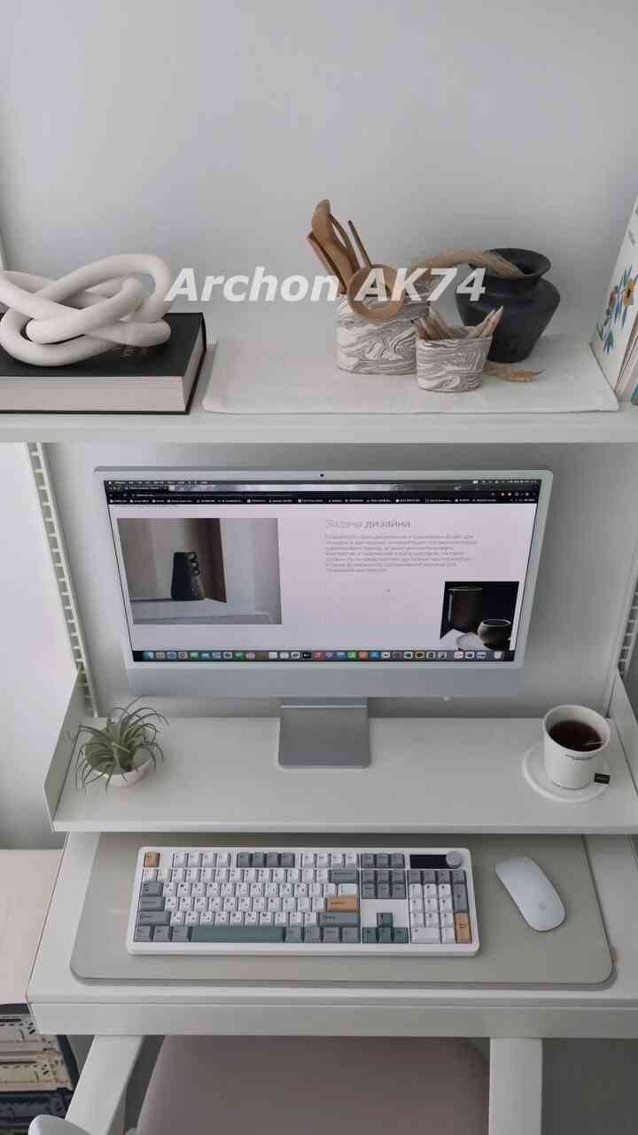 私のデスクゾーンに新しいアイテムアコンAK74を紹介します。白地に彩度の低いポイントカラーのちょっとトッとしたデザインです。国内ヒット作であるタランチュラキーボードと同じ工場で生産され、何より前ピアノを弾くのか打者を打つのかと思う穏やかな打鍵感が気に入りました。

LCDに欲しいgif、jpg入れて普通ではないカスタムキーボードでメリット満載のアーコンAK74、デスクテリアアイテムとしていかがですか？

🏷 Archon AK74 有線/無線キーボード(SILENT PEACH) #키보드 #기계식키보드 #기계식 #블루투스키보드 #게이밍키보드 #게이밍 #게이밍기어 #무선키보드 #ak74 #풀배열 #릴스 #이쁜 #귀여운 #아콘 #데스크테리어 #타건 #타건영상 #keyboard #좋아요 #20대선물 #30대선물