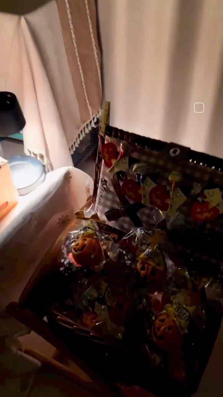 🎃ハッピーハロウィン🎃
昨年は本当に情熱🔥を尽くして準備しましたが、今年はなぜなのか手が少ないですね。
昨年、子供たちは飾りを見てとても楽しくて楽しくて、もっと頑張りました。
今年はたとえ昔ほど飾られていませんが、その時撮っておいた映像で一緒に気分を賭けていますよ。
子供たちと一緒に映像を見て笑って騒いでみると、それ自体でも十分ハッピーハッピーハロウィン！ 🎃🍂✨

ハッピーハロウィーン＃ハッピーハッピー＃今日の家