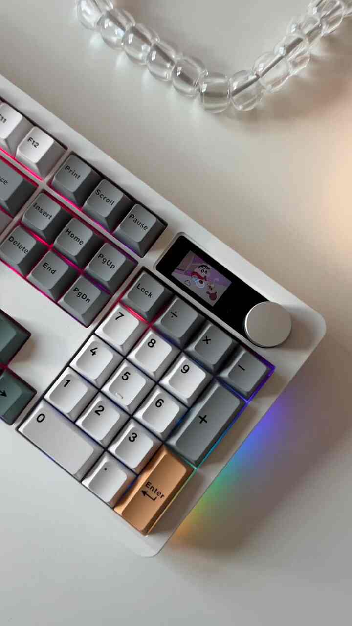 デスクテリアの完成はキーボード！
LCD画面に今日は何を入れてみようか選ぶ楽しみも솔솔해요
KNOBでさまざまな設定が簡単にできる点も便利ですよ、
⠀
RGBバックライト、サイドRGBバックライトをプレイするともっと輝きます。
ファン・ソバンがどんどん欲しいイテム
⠀
順方向ホットスワップソケットなので、スイッチの交換も簡単です。
必要に応じてカスタマイズできます。
⠀
数日使ってみると、燃えて魅力的です。 
東ドイツ東ドイツを押し続けたくなります。
⠀
LCDに好きなGIFやJPGを入れて自分だけのキーボードを 
作れる魅力的なキーボード⌨️🤎

＃私の好みの新しいバイブ＃バイナリショップ＃デスクテリア小道具＃フリーフロー＃キーボード＃機械式キーボード＃機械式＃ブルートゥースキーボード＃デスク飾りデスクテリア 