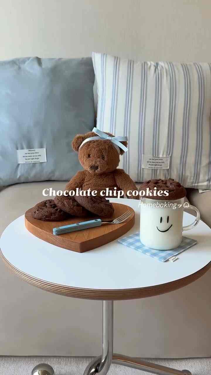 ఇ
。
。
𝘊𝘩𝘰𝘤𝘰𝘭𝘢𝘵𝘦 𝘤𝘩𝘪𝘱 𝘤𝘰𝘰𝘬𝘪𝘦𝘴 🐻🍪🩵

青いリボンの男のクマが好き
焼くときも一緒にしました

今日のホームベーキングは甘いチョコチップクッキーです。

全青で塗装中の我が家☺☺

＃デザート天国＃デザート天国チャレンジ
＃チョコチップクッキー＃クッキー＃クッキーを作る＃ベーキング
#ホームベーキング #デザート #スナック #cookies