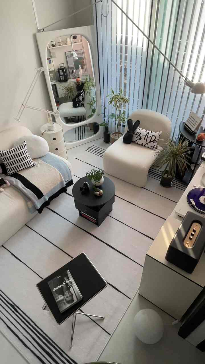 #ラグの季節冬ラグもモダンヴィンテージ感溢れる🖤 

🏷️@ruggable • The Home Edit Clea Ivory & Black Rug 185x275

#ラガーブル #ruggable #ホームエディット #ラグ #ラグおすすめ #ラガーブログ #ラグインテリア #リビングインテリア #ホームインテリア #ホームスタイリング #冬インテリア #インテリアデザイン #ユミキュレーション #リビングインテリア #リビングラグ #リビングラグおすすめ #モダン＃ビンテージ＃モダンビンテージインテリア＃ビラインテリア＃新築＃ソファ＃ソファテーブル＃ラグマット
