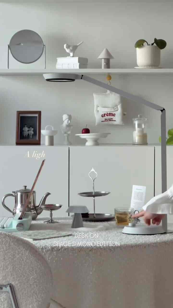 数ヶ月前から自分だけのデスクゾーンが欲しかったんですけど、まずこんなにも席を設けてみました🤍 
もともとはリビングのウッドゾーンを送ってくれてその場にデスクゾーンを作ってみようと思っていましたが、未練の男はウッドゾーンを簡単に送ってくれませんでした😅リビングは過孵化がかかったが最近ここで新郎も私も多くの業務を見ているようです。 

そしてそこに入居した愛らしいルメナ家族たち💛ㅎㅎ
今回ご紹介していただく製品は、ルメナLEDスタンドDESK ONとルメナSPACE Sムードなどパッケージ/MONO EDITIONです。 

🤍 DESK ONはキム・ジユンスタジオとルメナのコラボレーション製品で、3つのFree Stop Hinge構造で、ユーザーの活動、好みに応じて様々な角度と光を演出できます。 
表面光源技術で次元の異なる快適な光をプレゼントし、明るく点滅しないフリッカーフリーに演色指数Ra 95で本来の色感がそのまま実装され、色を精密に区別しなければならない環境でも無理なく使用可能です！ 🌈 
空間のムードをプレゼントするルメナならではのデザインは不要な空間を占めないのはもちろん、ユーザーの繊細な感覚をさらにアップグレードさせてくれて、オフィス、書斎、机、ホームオフィスなどで自分だけのムードとして使えます。私はクラウドホワイトカラーで選んだがブラックも無地魅力的だからブラック＆ホワイトインテリアの方はシックなブラック！大丈夫だと思います！この照明を置くだけでもなんかプロフェッショナルな感じが入って働くのに能率も上がりそうだったんですよ～～🤓👏

✅ CHECK POINT
- 最大2,300luxの明るい光で滑らかな光調整が可能
- 演色指数Ra 95で光で眩しいことなく快適に使用可能
- フリッカーフリー＆ブルーライトカット
- 調光式ライトカラーと明るさ調整
- アメリカBridgelux社のEXEMPTグレードLED採用
- スマートメモリ機能

🤍2番目にルメナSPACE Sムードライトパッケージ/ MONO EDITION 
これは本当に私が受けて見てとてもきれいで知った誕生日プレゼントにも送ってくれました。デザインで色味で、本当に私の好みをしっかり狙撃した子らしいようでした。 💕
小さな町の赤ちゃんの家をモチーフにしたデザインですが、ここで妖精が飛び出してくるようですね！上部のカバー部分が取り外しになるので、2つの印象で使用が可能です。 
3つの明るさ調節と3つの光の色を調節できるので、場所やムードに応じて多様に組み合わせることができていいと思います。 
キャンプをする家族なので、小さなサイズで充電後最大40時間をワイヤレスで使えるという点も本当に魅力的に感じられました。 🏕️
 
✅ CHECK POINT
- 本体充電とワイヤレスクレードル充電可能
- 3段階の明るさ調整
- 3つの光の色調整モード（昼光色/昼白色/電球色）
- 最大40時間のワイヤレス使用 
- TYPE-Cポートで1時間40分緩衝
- トーンオトンシェード
にかわいいアップグレード
- 安全な850mAhバッテリー技術力

ルメナサポーターズ活動でロマンだったデスクテリアも実現できてラッキービキじゃんｗｗｗｗｗｗｗｗｗｗ

🏷️ Thanks to 
@lumena__official  #거실인테리어 #화이트인테리어 #홈오피스 #조명인테리어 #LED스탠드 #스탠드조명 #책상스탠드 #거실스탠드조명 #책상스탠드조명 #테이블램프 #무드등 #인테리어무드등 #무드램프 #무드조명 #SPACES #DESKON #캠핑조명 