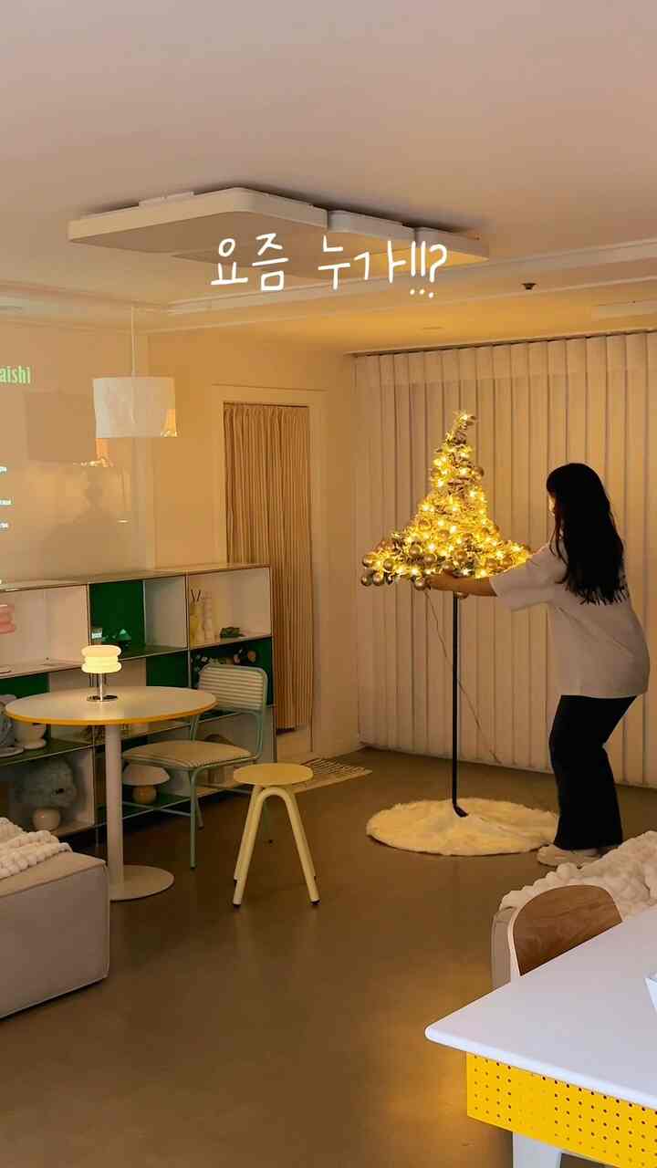 最近誰が！  私の家のツリーインストール5秒カット🌲オーナメントを買う必要があります🙅🏻‍♀️ 

小麦粉が少しですが、環境にやさしい素材で無害で保管はまたどれくらい楽ですよ🥹？ 

ボックスアンボクシング映像部分に出てきたちょうどそのボックス一つだけあれば収納が可能で何よりかさばりと手間が少ないのに実際のツリーのようにきれいに一番大きなポイントみたいです 王おすすめドリップニダム 🫶🏻
。
。
。
。
🌲ウィンタースケッチアップダウンキャッスルツリー180cm
＃クリスマスのインテリア#christmas ＃新婚ホームインテリア＃新婚ハウス＃製品提供 