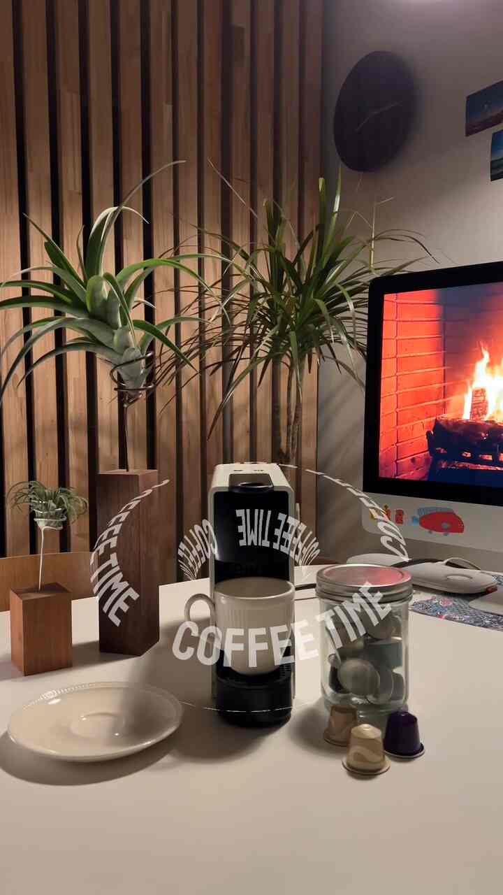 着実にハンドドリップを作って食べる 
カプセルマシンを持ち上げて1年になりますよ！ 
もちろんハンドドリップほどの深い香りはついていないが
いつでも手軽に、また早くコーヒーを 
作って食べられるのが最大のメリットだと思います☕️☕️

ところで、外で本当においしいコーヒーを食べてきたら、なかなかカプセルコーヒーで満たされない時がありました。 
ホームカフェでも外で買うコーヒーほど満足のいくクオリティを楽しむにはどの程度仕様（？）のコーヒーマシンがいいでしょうか？皆さんの意見が切実な最近です。  #홈카페존 #홈인테리어 #오늘의집 #homecafe #homeinspo #homecafevideo #minilogue #minivlog #에센자미니 #네스프레소 #캡슐커피 #캡슐커피머신 #커피머신 #맞팔 #홈카페테이블 