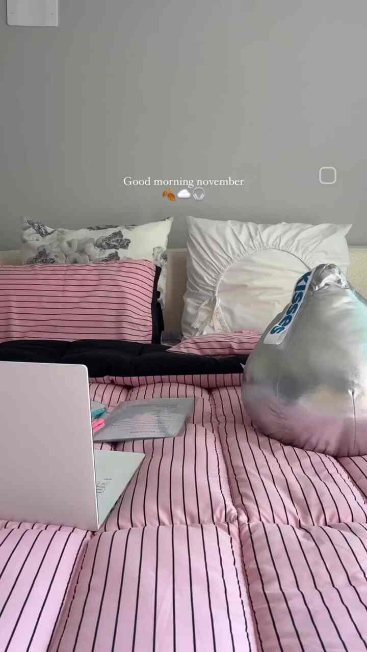 いつの間にかすでに11月🎧🤍
いつも多山だったけど今年はとても大変でした。

特にやったこともないのに
結婚6年目には、深姫が4歳のo̴̶̷̫᷄
もうそろそろ前に行くと思うママになりたいのに
思い通りになってなかったので最近ちょっとセンチになったんですね……🍂

否定的な考えはがん細胞のように広がると言います。
だから脱脱しようとしていくら忙しい
いつも寝具整理をする習慣から持っています！

あなたはいつもどんな習慣？趣味？考えて
リフレッシュしますか？ ✨

#homesweethome #20평대인테리어 #신희타인테리어 #믹스앤매치이불 #믹스앤매치 #pinkinterior #cozyhome #맞팔