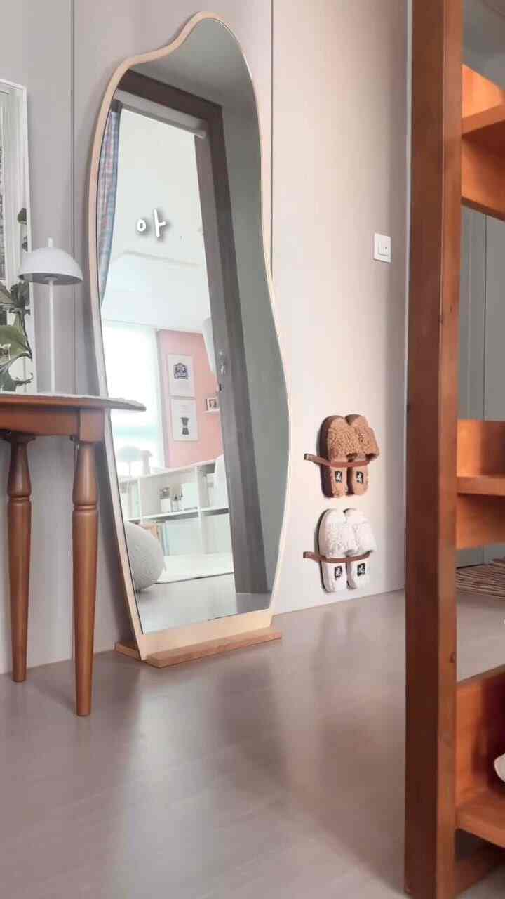 🩰いろいろな室内化整理台を使ってみましたが、ヨーガー作りも超えやすく！スペースチャージもしないで、この価格で素敵になるまでしたようです。

私はルームシューズのフィードを上げましたが、
あまりにも多くないので、作る方法ということもないので、ふたたび撮って上げてみますよㅎㅎ

⭐️ダイソーDIY用バッグハンドル（千ウォン）を使って作りました。
*千ウォンに数量は1つです。  色は計4種類が用意されていますので、お好みのカラーで選択していただければと思います。私はキャメルカラーとして選びました。 

1. カチカチのある先端を折ってカチッと締め付けて
2. 壁に付着する部分にアクリル両面テープを貼り付けた後、壁に固定してください。 
3. この時、列をしっかりと引いて壁に付けると室内画が入る席がないので、お持ちの室内画を入れてみて、適当な空間を設けて列を貼るのが重要です🤎 
本当にあまりないですか？ 

既存のプラスチック製の台も使ってみて、木の整理台も使ってみましたが、さらっと空間チャージも多く、掃除するたびに入って取り除かなければならないので面倒です。だからこんなに貼り付けましたが、私の家に遊びに来てくださる方もこれって何かとたくさん聞いてみましたｗｗｗ
ヨーバッグストラップ室内化整理台ではなく、他の用途にも細かく使用していますが、
あまりにも面倒な使い方が気になる場合はアップロードしてください。
。
。  #신발정리대 #실내화거치대 #diyhomedecor #홈스타일링 #셀프인테리어 #예쁜템최고야 #내돈내산추천템 #다이소추천템 