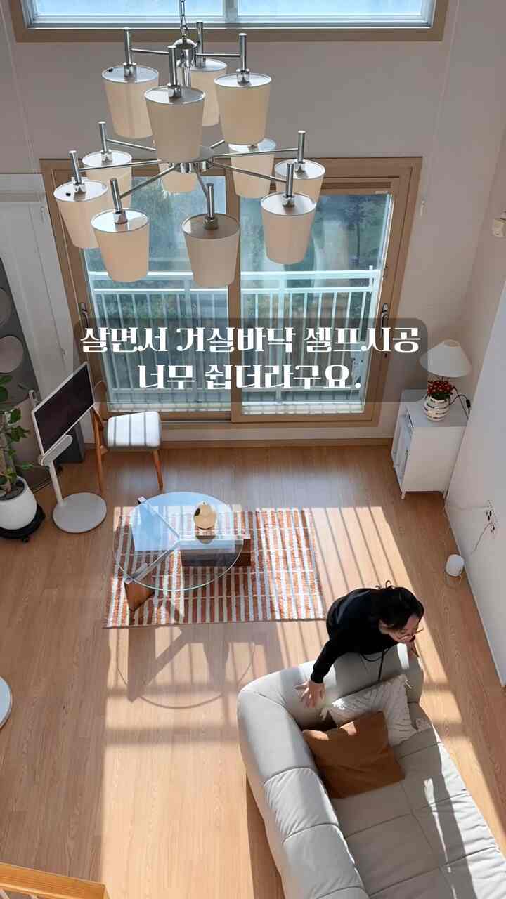 #2024잘산템리뷰대회「リビングデコタイルセルフ施工」
あまりにもよくサンテムだから後でまたセルフ施工しようと思います。
本当に大満足だったデコタイル後期残してみます。

ちょっとしたオレンジ色のリビングルームの底が気に入らず、引越しが正解か？したかった日々でした。
しかも、あちこちに床の撮りが多いので、あまりにも隠してしまいたかったんです。
ところがリフレッシュデコタイルでセルフ施工なので本当にリビングの床の大変身がとても大満足だからです。 

施工方法も簡単で夫もなく一人で完成しました。 
後で雰囲気変身が必要なら、また買ってまた施工したい気持ちです。 
何より65インチテレビも走り回った台のまま使用中だからもしもデコタイル敷いてよく転がらなければどうだろう？したかったです。 
なんだ。タイルの角に専用のステッカーを貼ってくれて貼ってくれると、浮き上がらずに柿のように施工されました。 
本当にこのクオリティマーソンイルです。 

施工自体は女性一人でも十分にできる難易度です。 
コーナー部分は精巧さが必要なのに一、二つ付けるとすぐにコツができました。
デコタイル施工する時は、なるべく切る刃の刃を持って切ってほしい！ 

プレミアム環境にやさしいデコタイルで安心して使え、なんと40種のデザインでお好きなムードのリビングフロア施工が可能です。 
他社よりも厚く製作され、長く使っても変形のないリビングの床が欲しいなら、リフレッシュデコタイル本当にすごいです。 
私はデコタイルのセルフ施工から1ヶ月目ですが、落下や浮きがありません。ない〜 

そして、炭素低減原料で作られた環境にやさしいデコタイルと臭いもそれほどひどく出ませんでした。 
ボックスからタイルを取り出すときに非常に少し出て、完成してから後ろに臭いがまったくありませんでした〜 
ステッカーで施工したので、復旧も手軽に可能で、古いリビングの床も刻み込んで作ることができるので、本当にやるべきセルフ施工です。 

私はやや暖かいグレートンNPT-16272でセルフ施工しました。
本当にリビングフロアのセルフ施工は本当のよくサンテム認定！
大満足なデコタイルセルフ施工〜皆さんもぜひやってみてください〜〜  #셀프인테리어 #바닥셀프인테리어 #데코타일 #거실바닥리모델링 #거실리모델링 #아파트인테리어 #데코타일시공 #거실인테리어 #거실장판 #타일시공 #타일테이블 #타일바닥 #타일공사 #맞팔  #아파트거실인테리어 #거실바닥재 