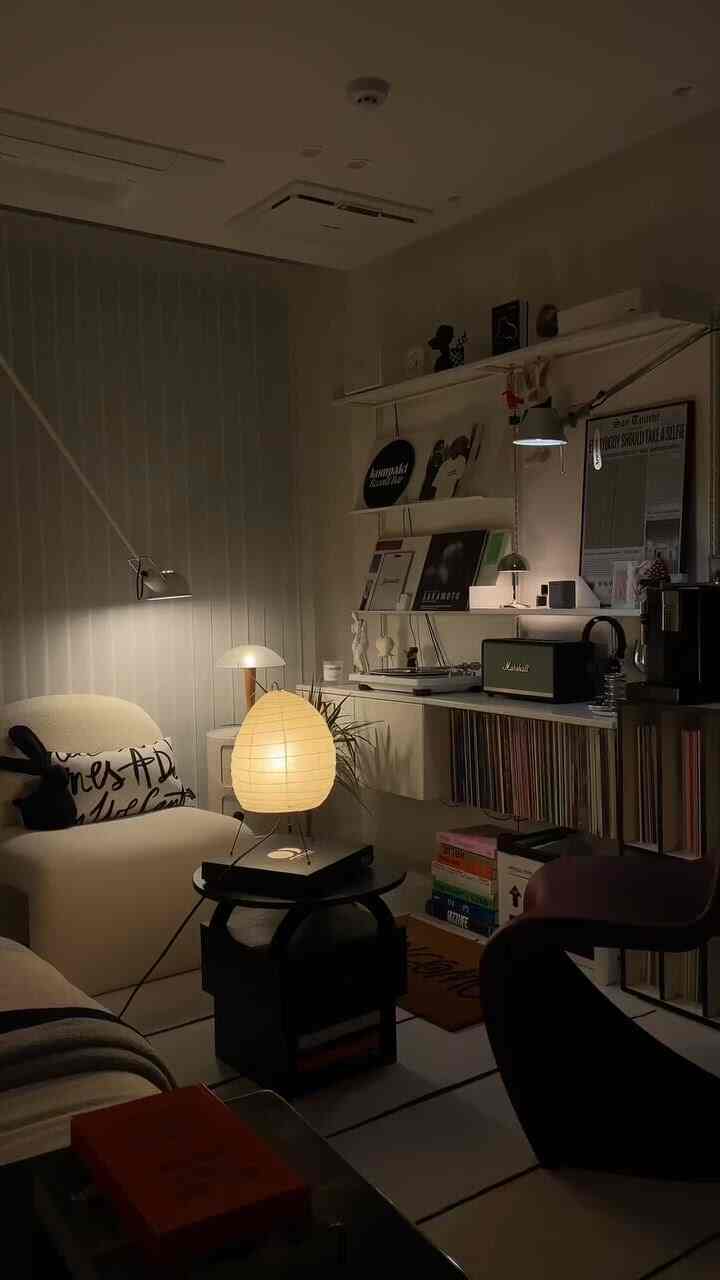 #2024잘산템리뷰대회私の最初のAKARI 1N 🕯️🪔

静かでユニークなジェンスタイルに関心があり、アカリに対する愛情がさらに深まりました。だから今回のバイナリウィークの時に購入したアカリランプをご紹介します:)

1Aよりゆったりとした間隔と非定型フレーム異紙の質感をよりよく見せてくれるように選んだがやはり最高。
（もちろん、1aなど、いくつかのアカリを連れてきます。

行き過ぎて引き裂かれるか気をつけて一つ一つ組み立てた夕方は時間行くとは知りませんでした。本当に丁寧に組み立てると意図せず集中の時間がありました:) 

紙の質感なのでペットや赤ちゃんの手の届かないところが置いておくのがいいと思います！

組み立てる過程でさえ芸術であるイサム野口千世の照明課 
龍一坂本千瀬の音楽まで壁。クリスマスプレゼントあらかじめ受け取った感じ...💡

おそらく24年も一番上手な消費ではないだろうか！ 
星占い⭐️⭐️⭐️⭐️ :) 

#isamunoguchi #akari #akari1n #vitra #재팬디 #젠스타일 #아카리조명 #비트라 #램프 #조명인테리어 #조명 #조명추천 #거실인테리어 #예쁜템최고야 #오늘장면한컷 #오늘의집에서샀어 #뮤직존 #콘수프 #콘수프기록 #블랙프라이데이 #바이너리샵 #맞팔 #모던인테리어 #빈티지모던 #모던빈티지인테리어 #모던빈티지 #블랙앤화이트 