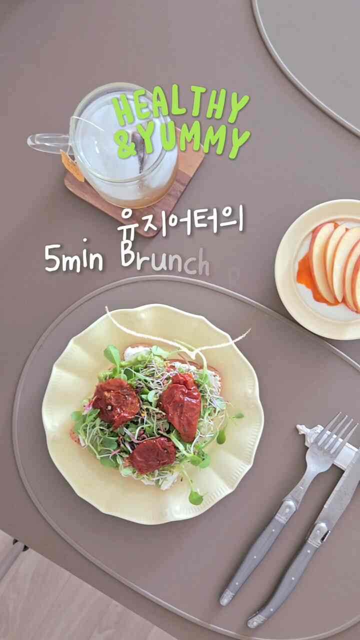 #2024年サンテリビュー大会 

ブランチに感性を存分に加えてくれるマドモアゼルラッフルプレートですよ💛要塞 この皿をとても愛用しています。

最近ブランチにハマってこの料理あの料理たくさんハンモクグていますが、冷蔵庫毛深く作ってみたが、以上おいしくて数日中食べた超簡易ブランチですㅎㅎ味を保障するのでぜひ一度お召し上がりください☺️

調理する必要なく、パンの上に重ね合わせるだけですよ👐
（+月のデザート）

1.全粒パン🍞
- 冷凍庫に転がっていた食パントーストしました:)

2.クリームチーズライト🫙
- クパンで購入したアッラークリームチーズライトなのに重くなく美味しいです:)

3. クラシックグアカモリー🥑
- 数ヶ月前にトレーダースで買って冷凍していましたが、まだ新鮮でしたね:) フレッシュアボカドも可能！
 
4.芽芽野菜🌱
- イーマートで売る芽芽野菜です :) 芽芽野菜ビビンバハンモク残りを活用しましたㅎㅎなければ他のサラダ野菜に置き換えてもいいです

5. サンドライドトマト🍅
- クパンで購入したマシエロイタリア製品なのにおすすめですよㅎㅎ ヨードも産地数ヶ月になったがヒマワリ油に含まれていて簡単に傷つけません :)

シューシューをあげてくれた後にトンフチュをかければ終わり！

*デザートはグリックヨーグルト+ホンシ+リンゴの組み合わせですが、最近、Eマートで売っているホンシはとてもおいしかったですㅎㅎ 

健康的なブランチで楽しい一週間を過ごしてください🧡
。
#ホームブランチ #ホームカフェ #homebrunch #ブランチレシピ #brunchrecipe #easybreakfast #healthybrunch #今日の私たちの家 #ホームスタイリング #ホームデコ #ホームカフェ遊び #ブランチテーブル #レシピ共有 #レシピおすすめ #ブランチレシピ #コンスープ録トーラン 