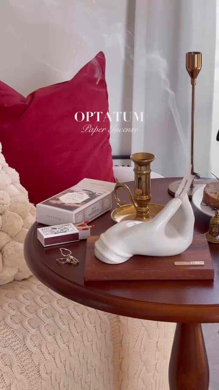 一日3分、イランイランとジャスミン、そしてサンダルウッドが加わったマスクの香りで満たしてみる私の空間🤍

ほのかな香りと一緒に煙の穴になるが深い休息を取らせてくれた「オプタムペーパーインセンス」のおかげで、ゆったりとした金曜日の午後に過ごしましたよ😌

ヴィンテージウッドトレイとアルテハンドオブジェが加わり、雰囲気にとるのにもピッタリですね。

📖𝐀𝐌𝐁𝐄𝐑 𝐁𝐑𝐎𝐖𝐍
トップ：レモン、アニス
MIDDLE: Ylang Ylang, Jasmine, Himalaya Cedarwood
BASE: Sandalwood, Patchouli, White  #optatum #핸드오브제 #오브제 #페이퍼인센스 #인테리어소품 #소품선물